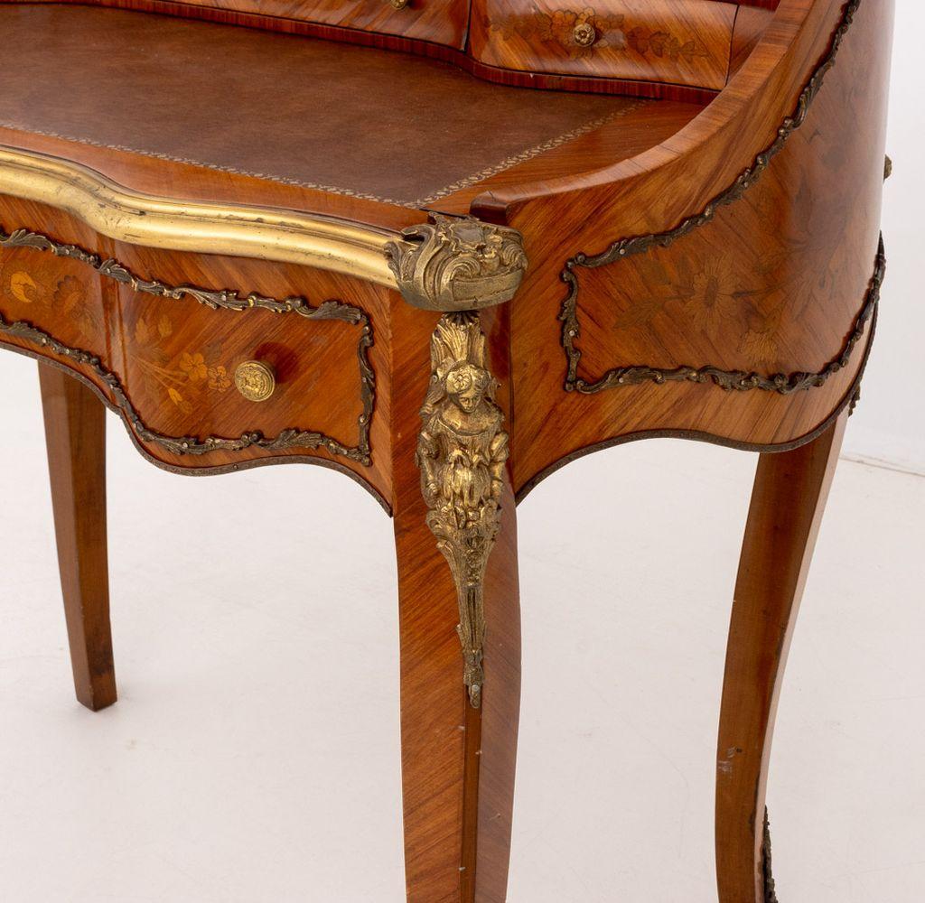 Escritorio de madera de rey con marquetería estilo Luis XV en venta 4