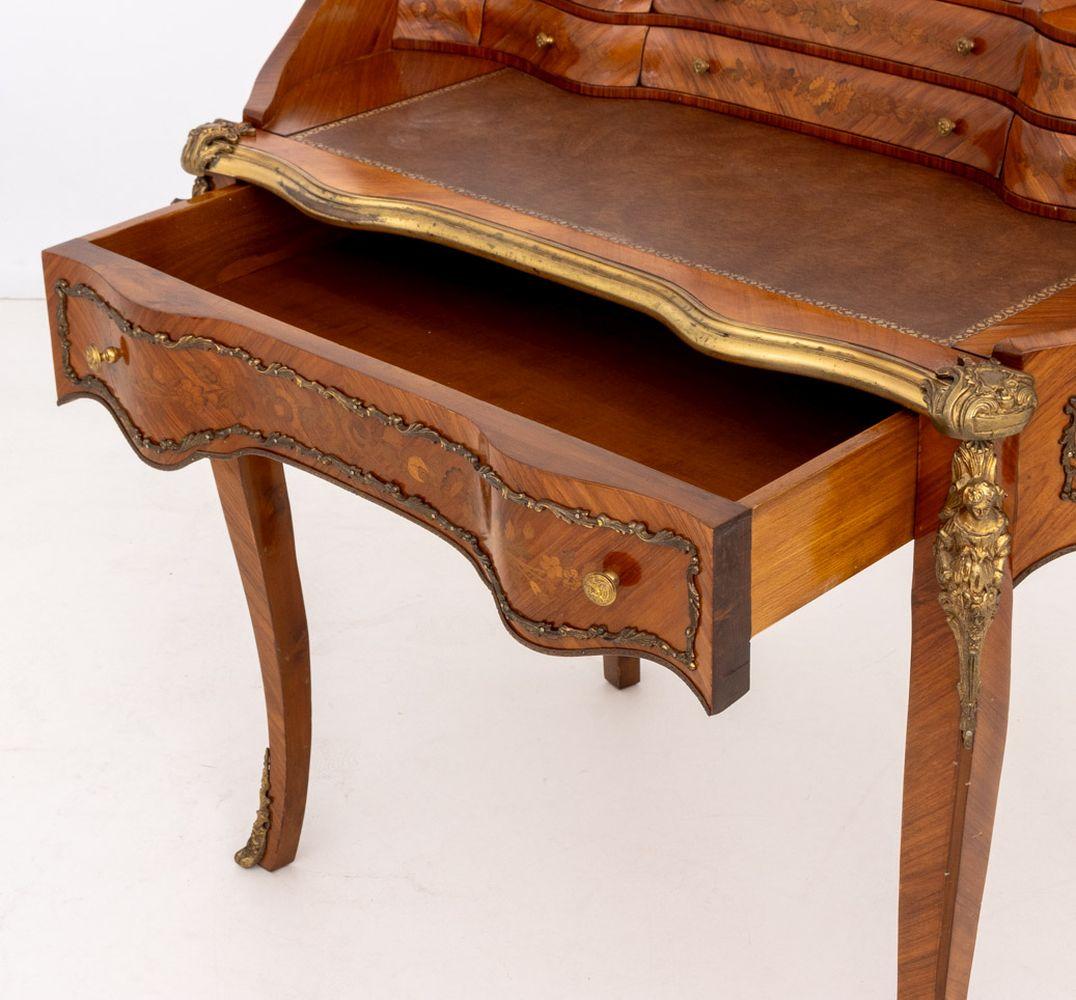 Escritorio de madera de rey con marquetería estilo Luis XV en venta 5