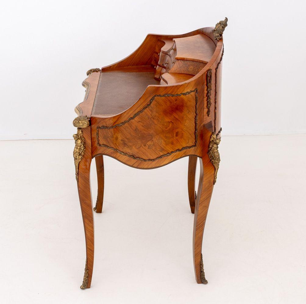 Escritorio de madera de rey con marquetería estilo Luis XV en venta 6