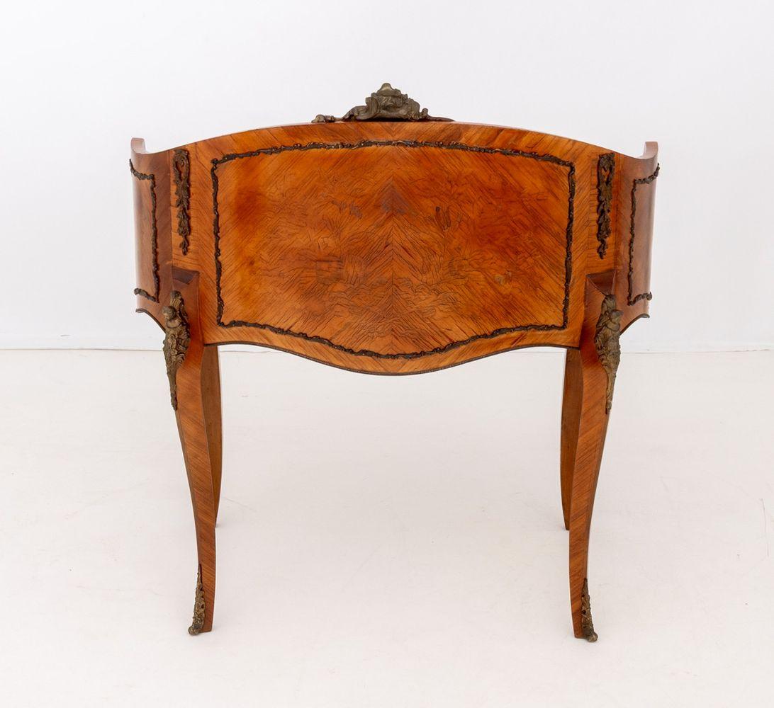 Escritorio de madera de rey con marquetería estilo Luis XV en venta 7