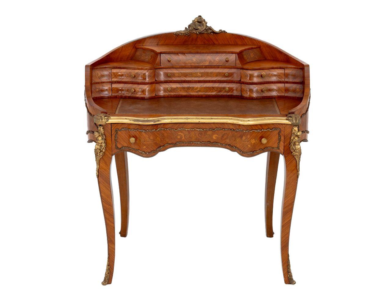 Escritoire de madera de rey con marquetería floral estilo Luis XV, tapa con superficie para escribir y cajones de cuero marrón dorado, monturas de metal dorado y decoración incrustada sobre cuatro patas cabriolé. Alto 37