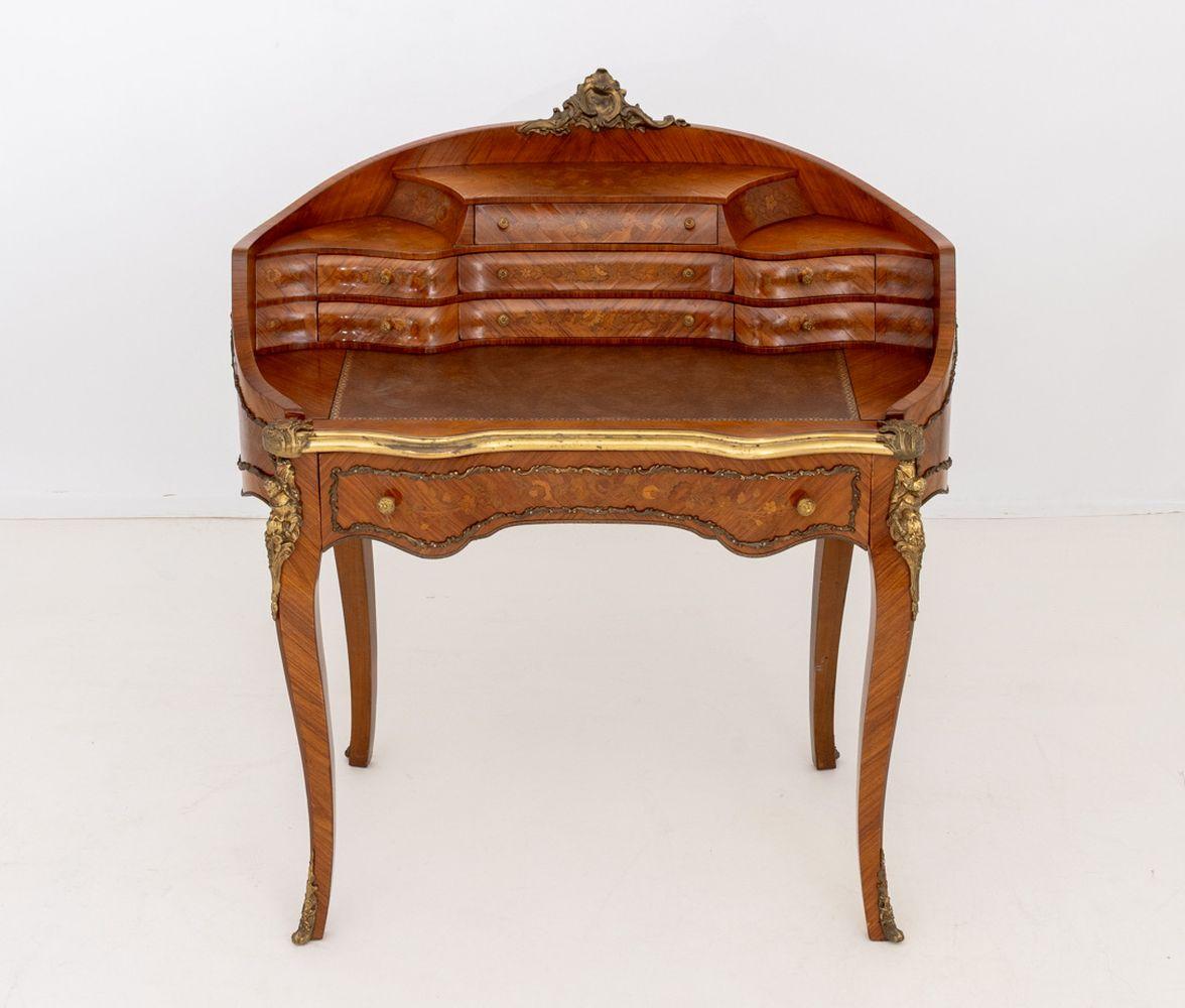 Escritorio de madera de rey con marquetería estilo Luis XV Dorado en venta