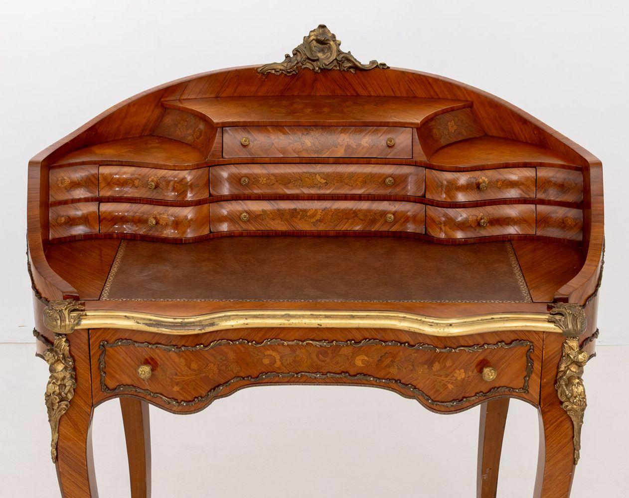 Escritorio de madera de rey con marquetería estilo Luis XV en Bueno estado para la venta en Astoria, NY