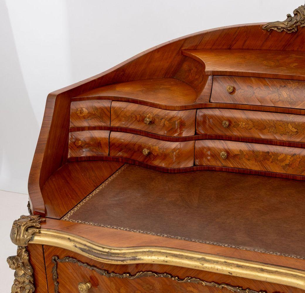 Escritorio de madera de rey con marquetería estilo Luis XV en venta 1