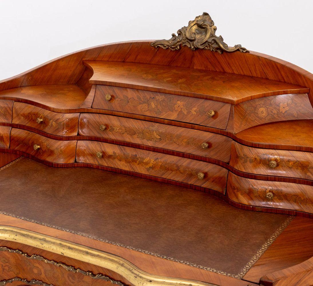 Escritorio de madera de rey con marquetería estilo Luis XV en venta 2