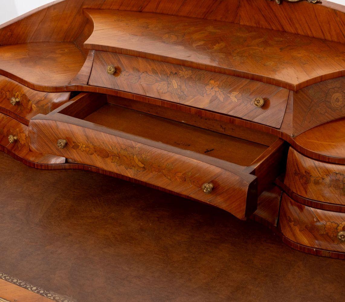 Escritorio de madera de rey con marquetería estilo Luis XV en venta 3