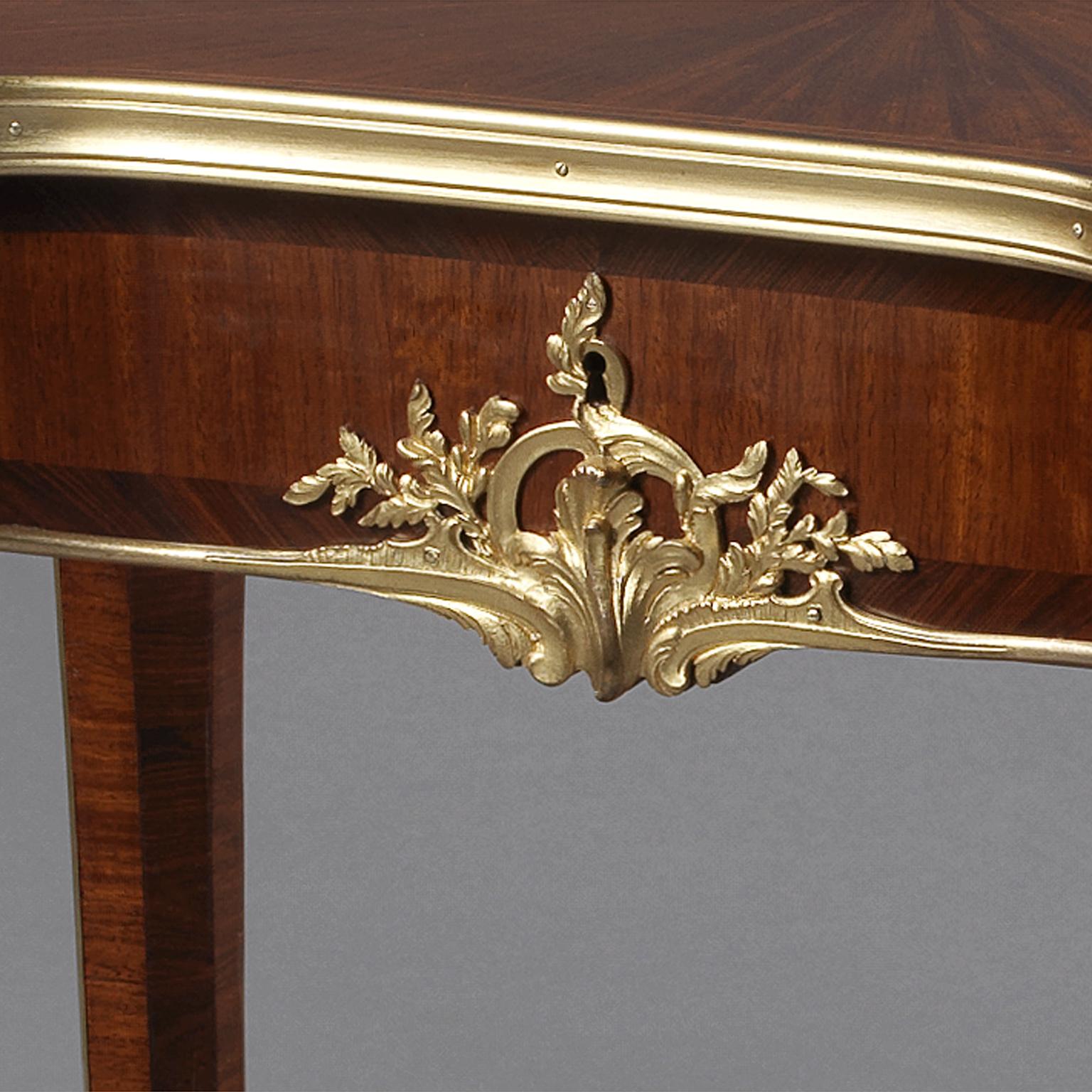 Doré Table de salon en marqueterie de style Louis XV par Mercier Frres, datant d'environ 1900 en vente