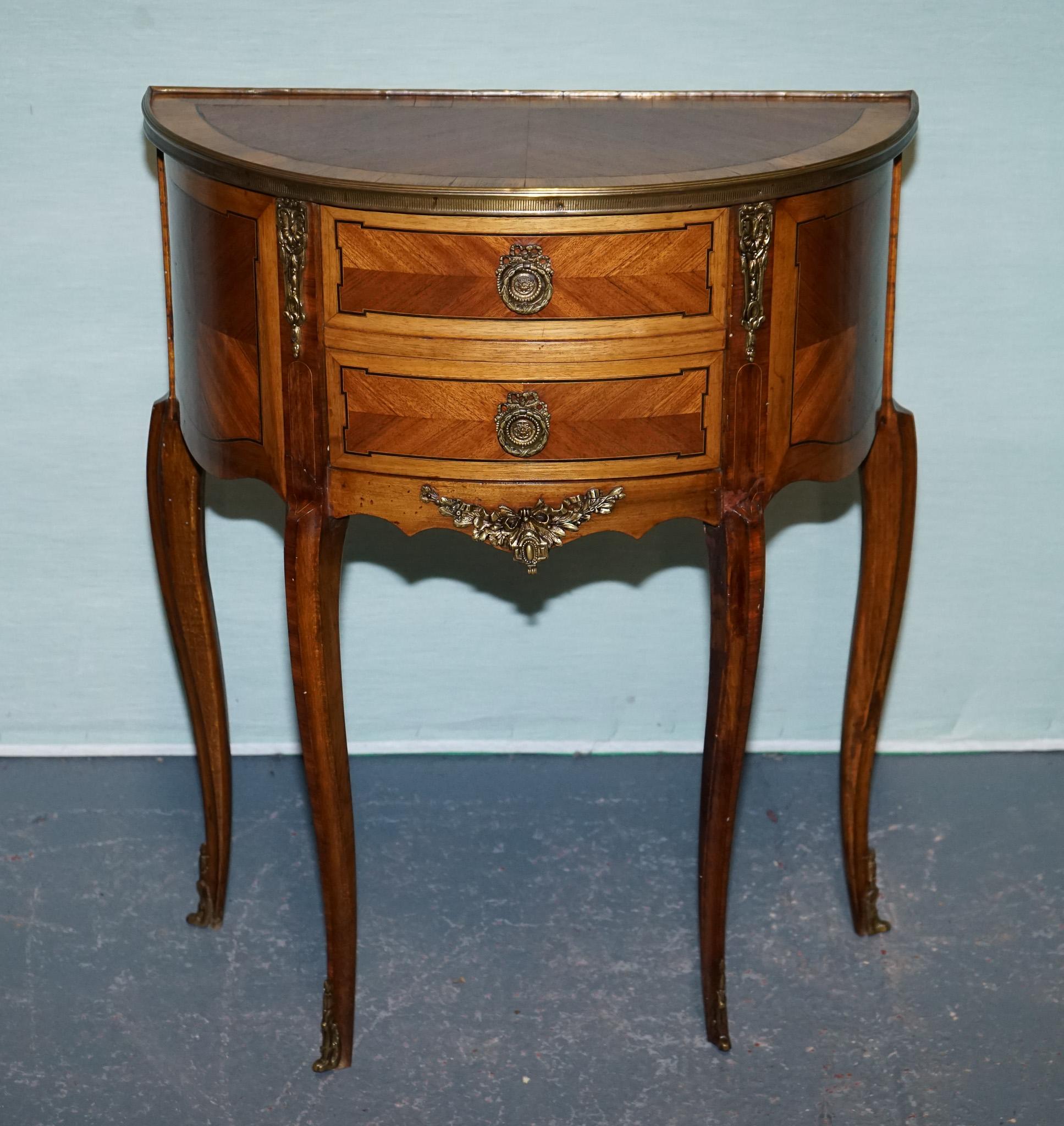 
Antigüedades de Londres



Una mesa auxiliar de estilo Luis XV del siglo XX bellamente elaborada, perfecta como mesilla de noche, de acento o para el teléfono. 

La forma demi-luna se ha reducido, dándole un tamaño versátil para espacios más