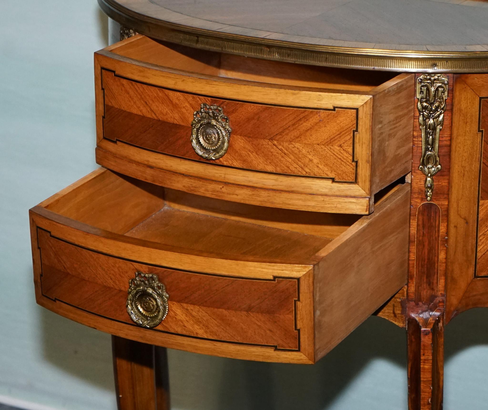 mesita auxiliar de marquetería estilo luis xv con monturas de oro dorado Madera dura en venta