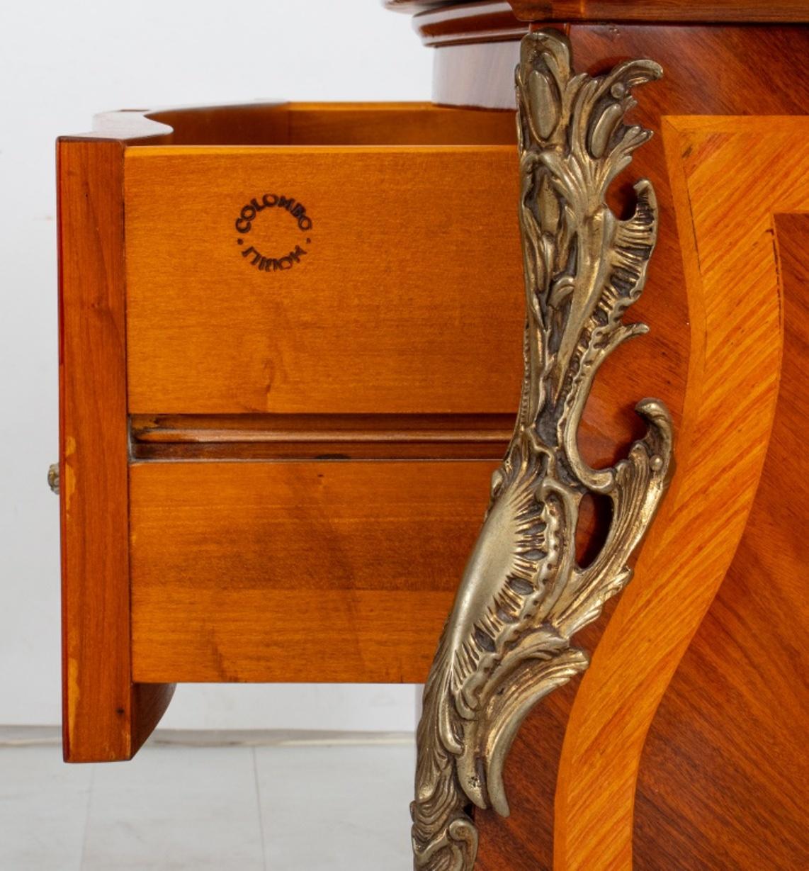 Commode à deux tiroirs en marqueterie de style Louis XV en vente 6