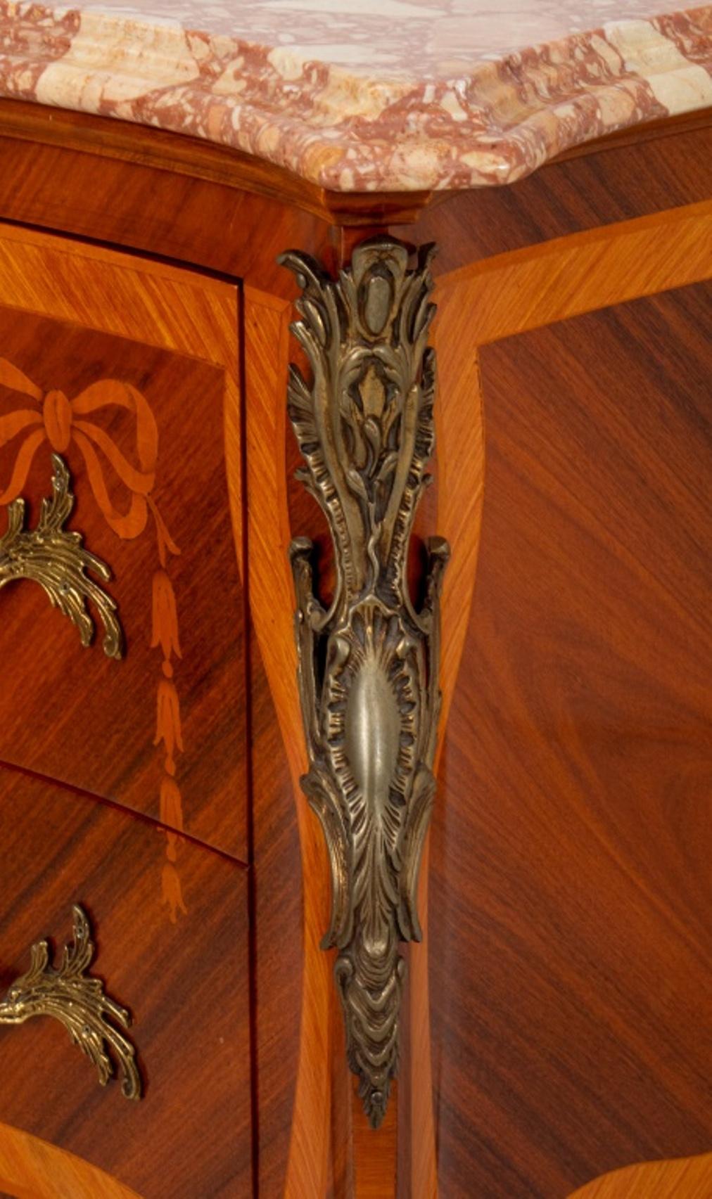 Commode à deux tiroirs en marqueterie de style Louis XV en vente 4