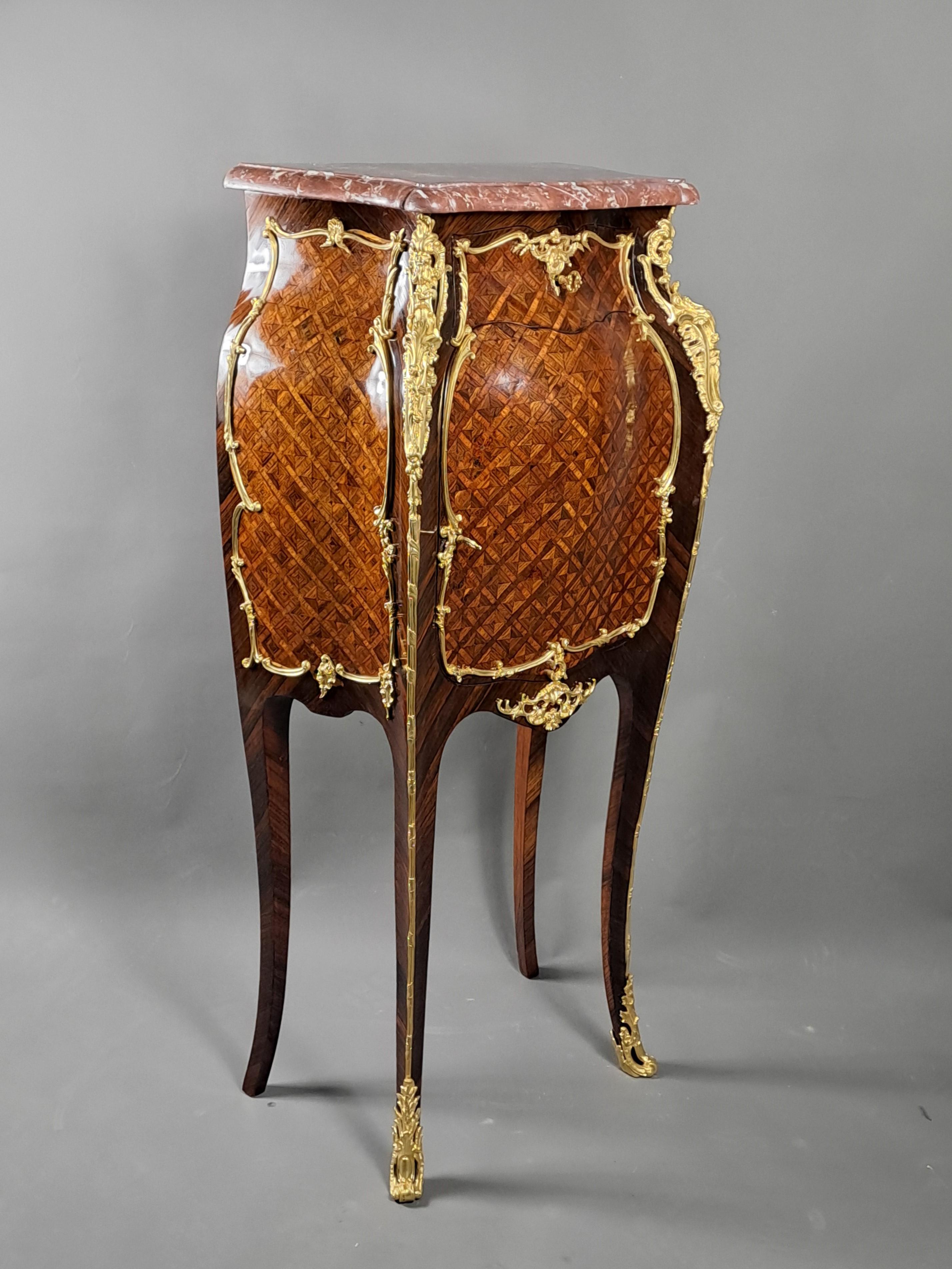 Meuble d'Appui in stile Luigi XV con intarsio e bronzo dorato in vendita 5
