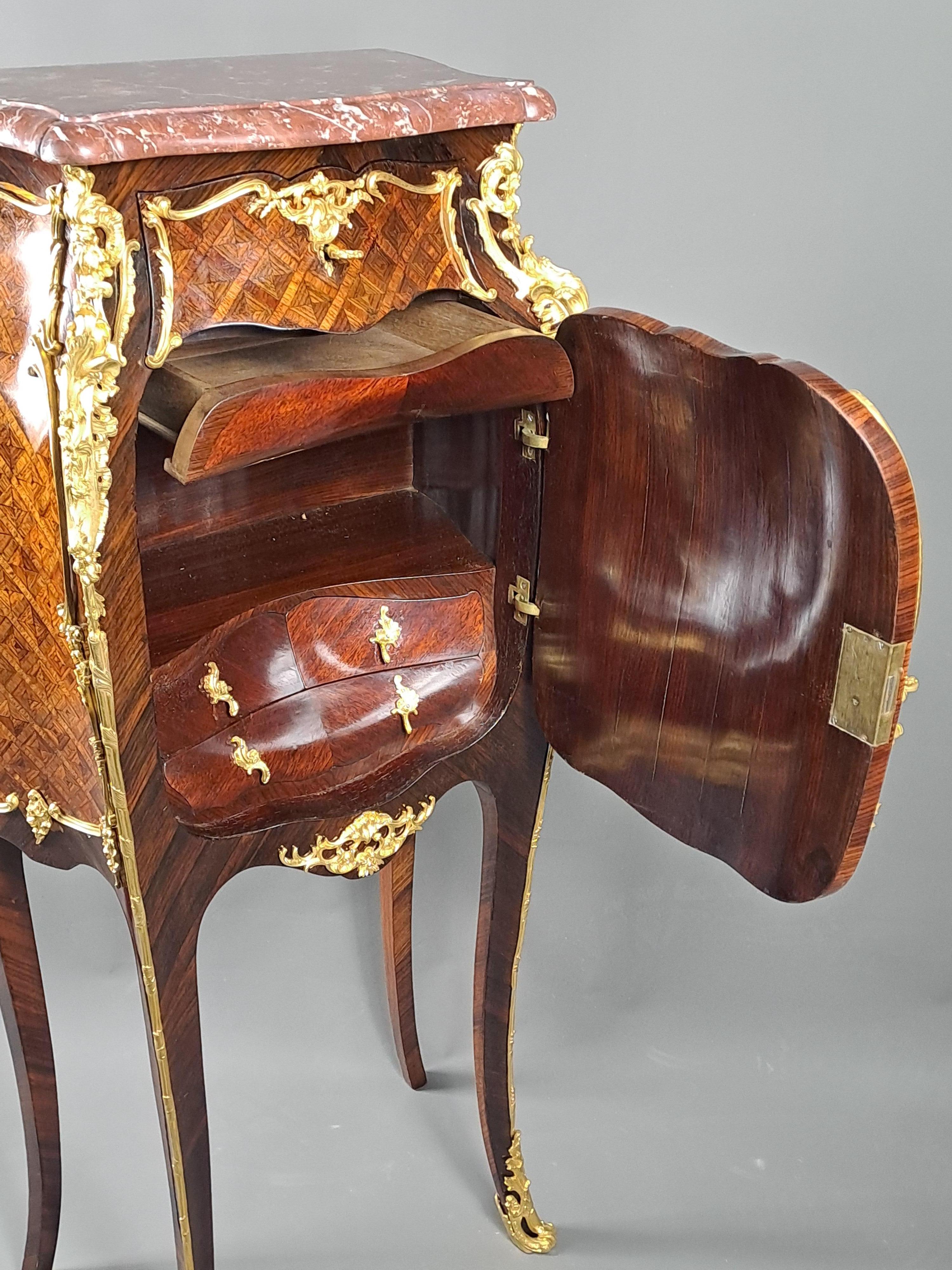 Meuble d'Appui in stile Luigi XV con intarsio e bronzo dorato in vendita 6