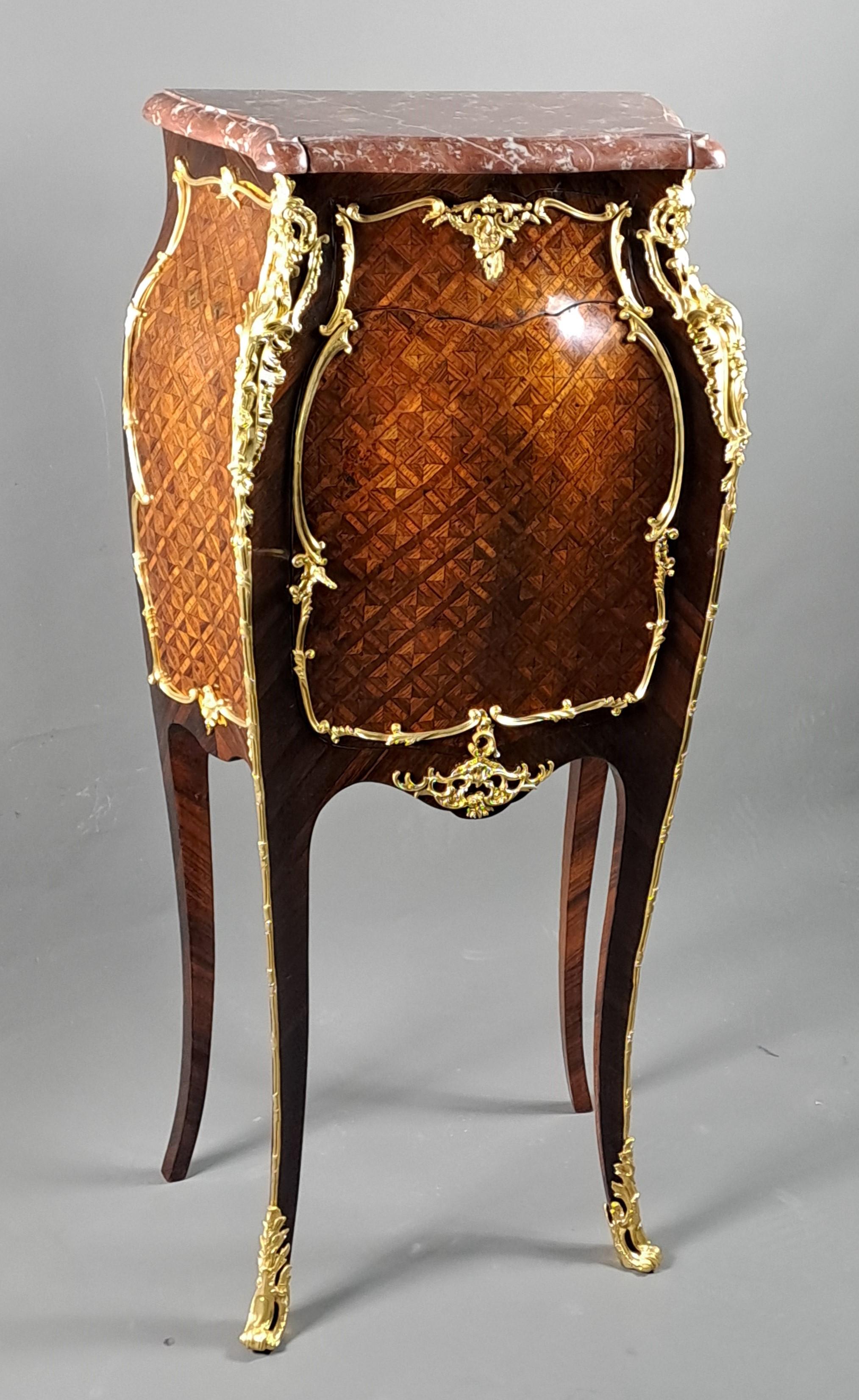 Francese Meuble d'Appui in stile Luigi XV con intarsio e bronzo dorato in vendita