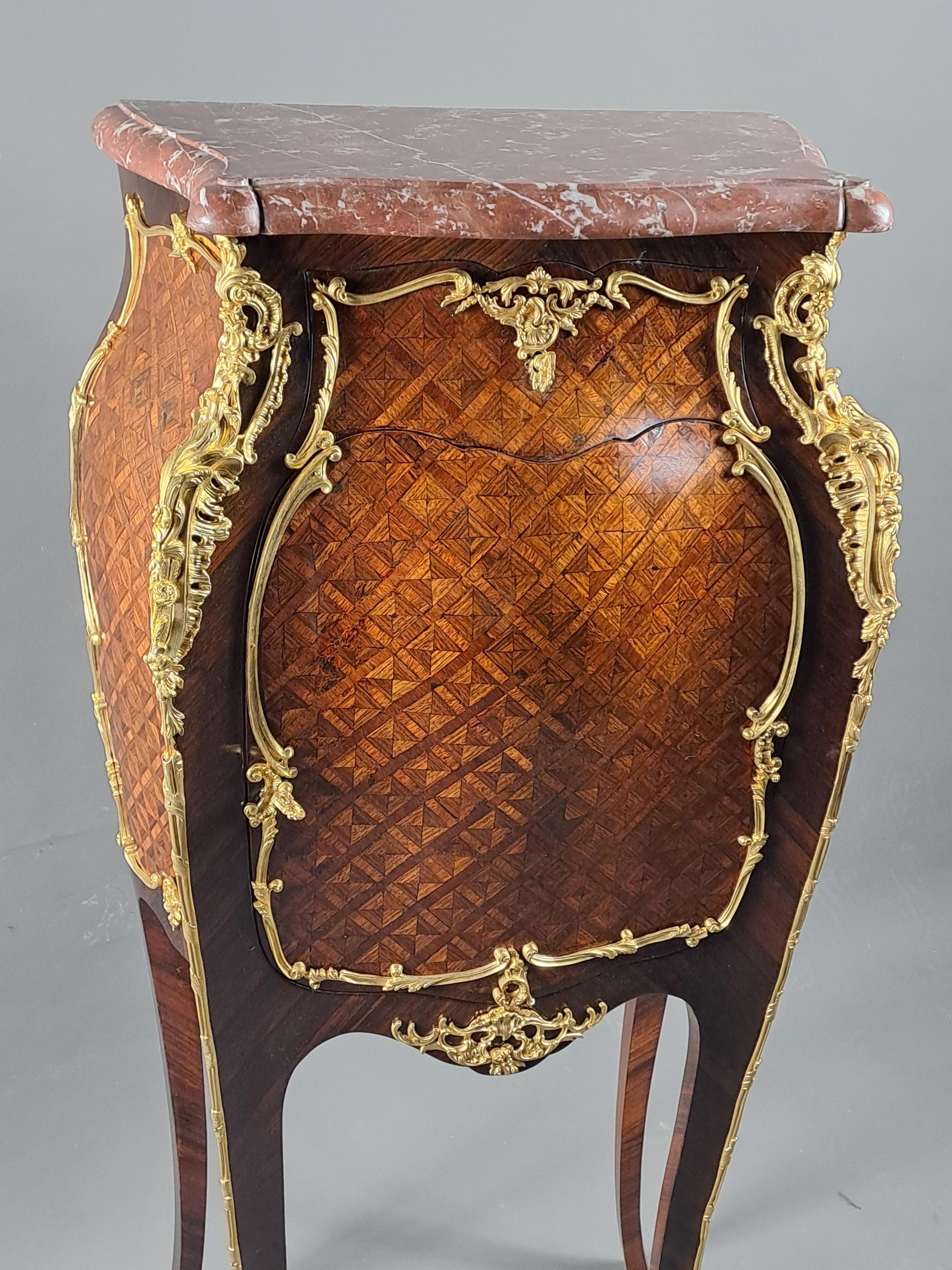 Dorato Meuble d'Appui in stile Luigi XV con intarsio e bronzo dorato in vendita