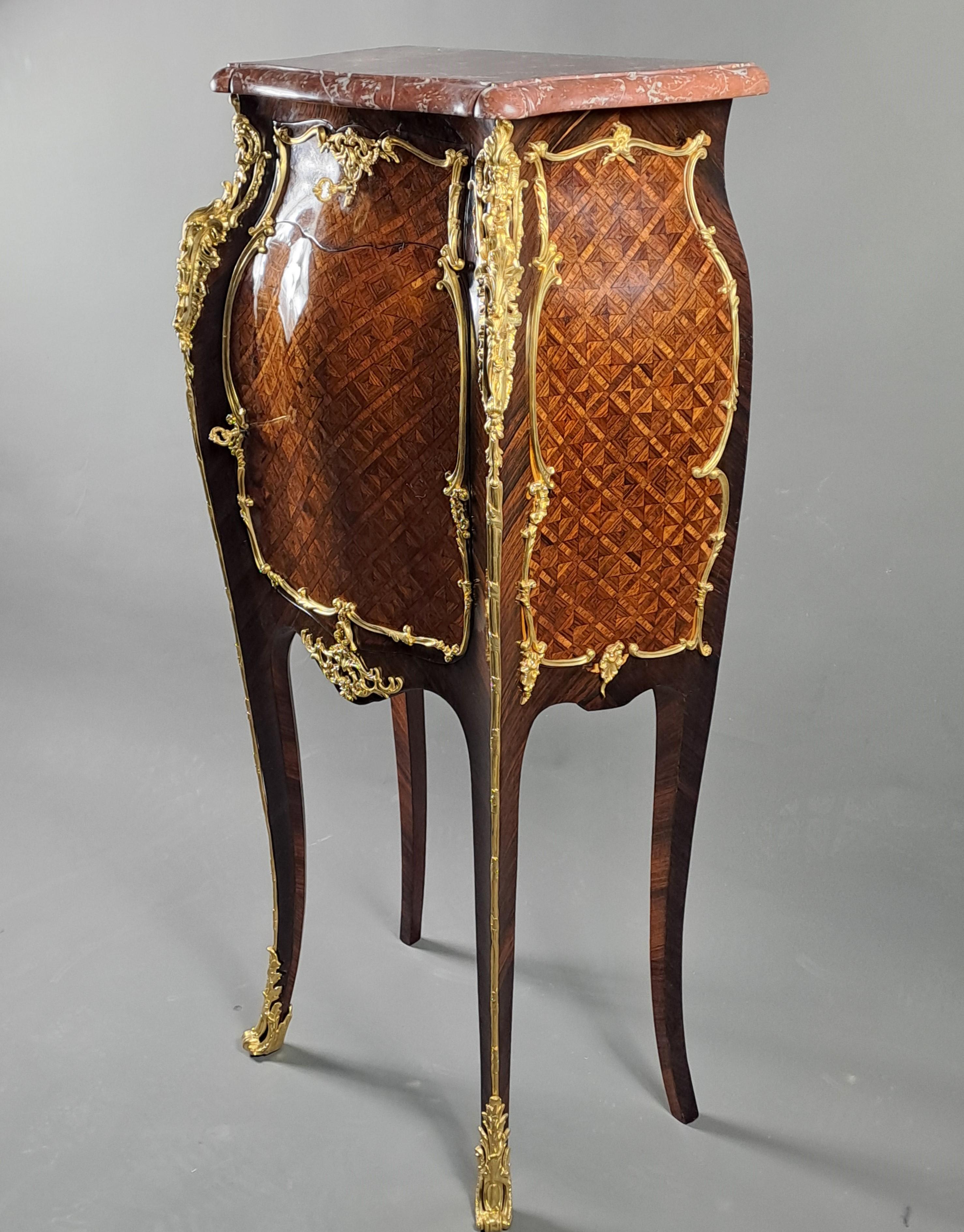 XIX secolo Meuble d'Appui in stile Luigi XV con intarsio e bronzo dorato in vendita