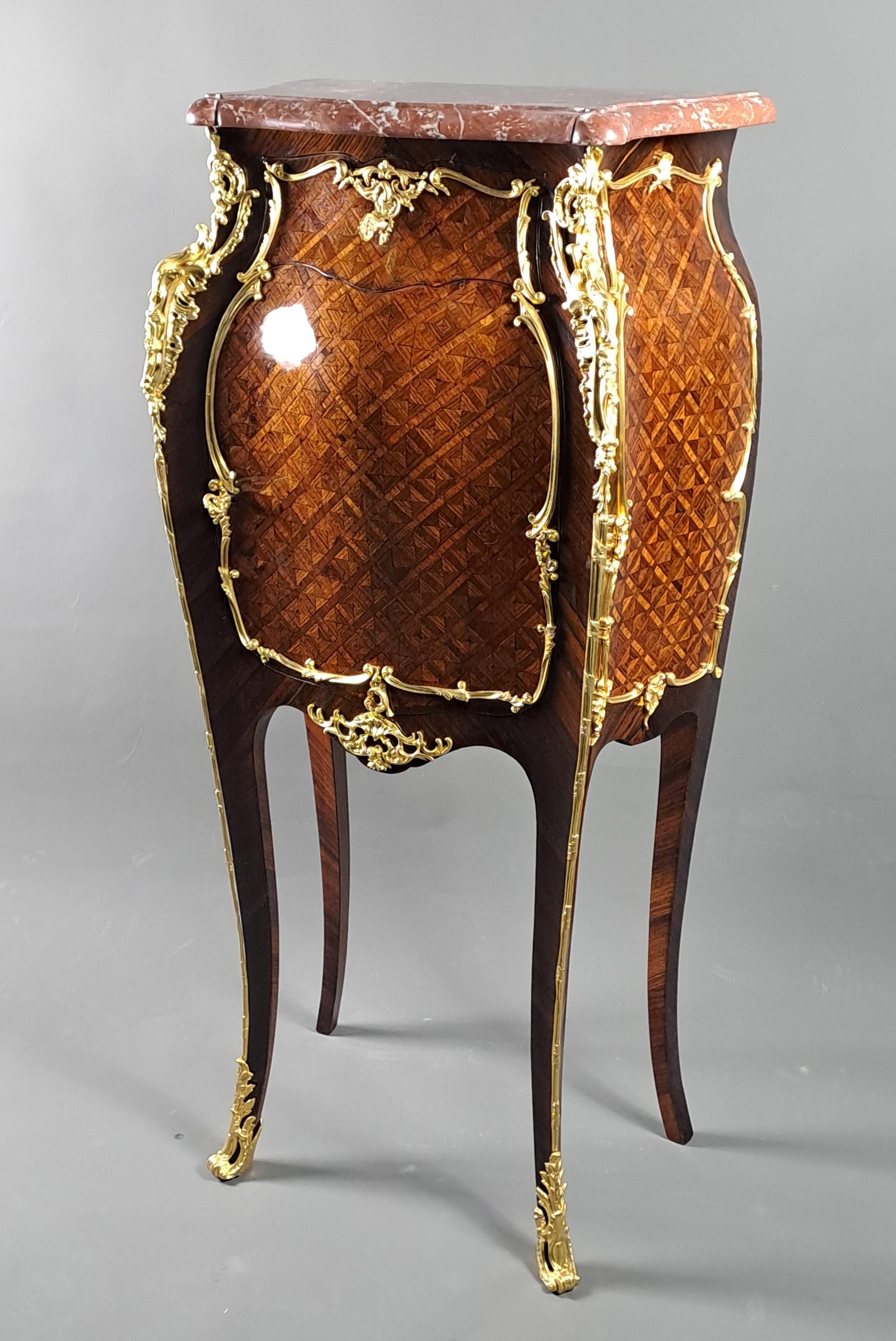 Bronzo Meuble d'Appui in stile Luigi XV con intarsio e bronzo dorato in vendita