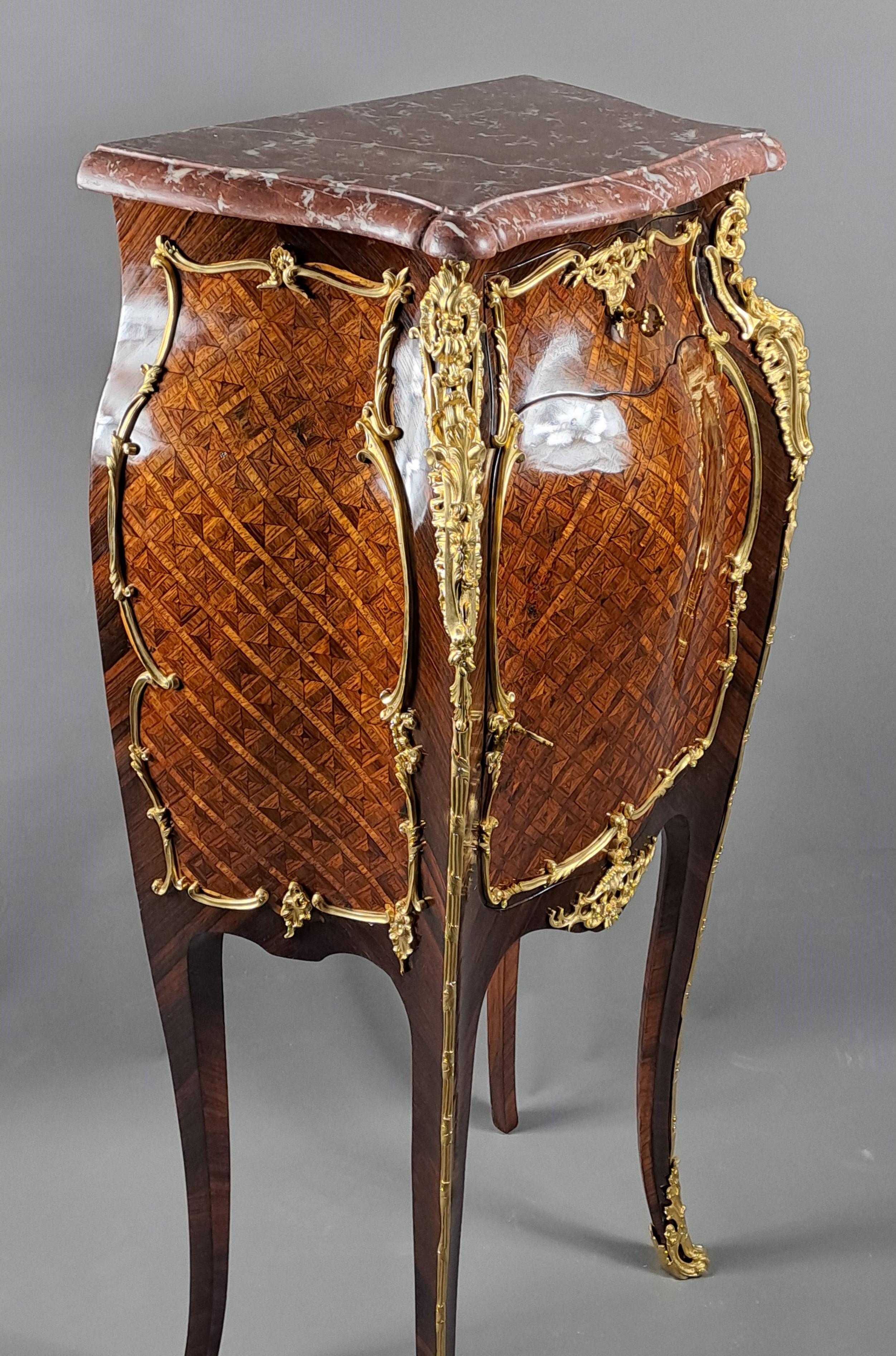 Meuble d'Appui in stile Luigi XV con intarsio e bronzo dorato in vendita 1