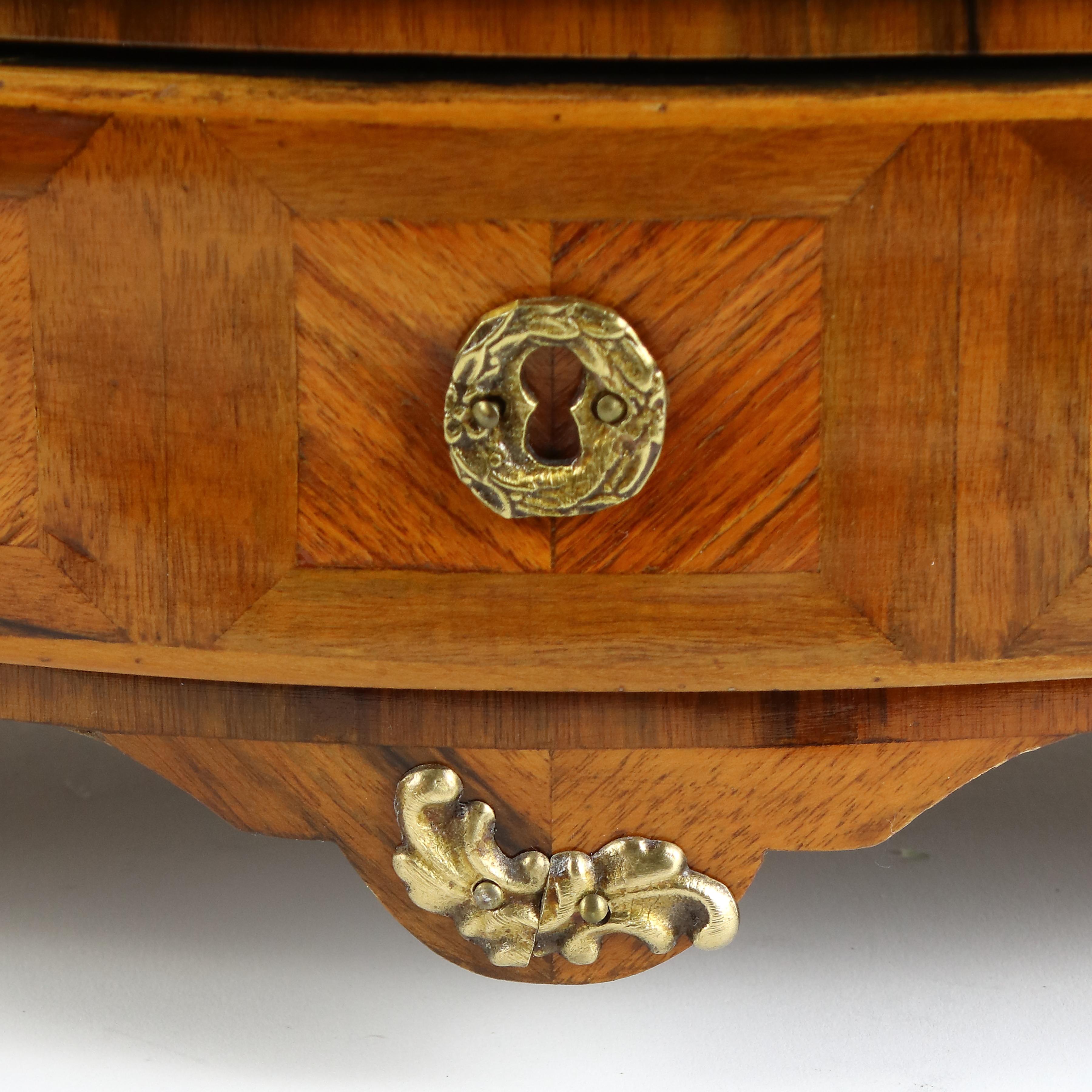 Commode ou coffre à tiroirs miniature de style Louis XV La Parisienne 3