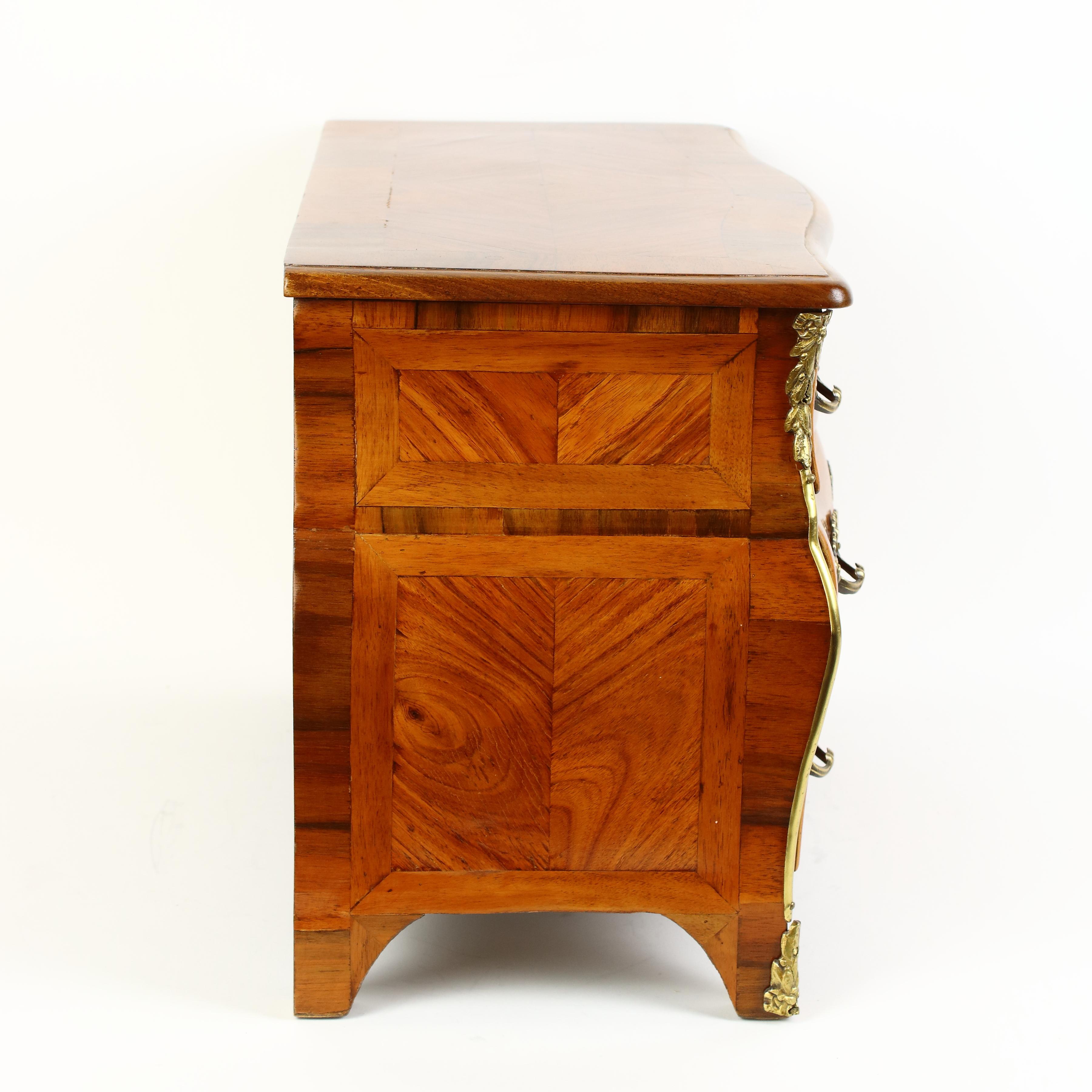 Louis XV Style Miniature Chest of Drawers or Commode À La Parisienne In Good Condition In Berlin, DE