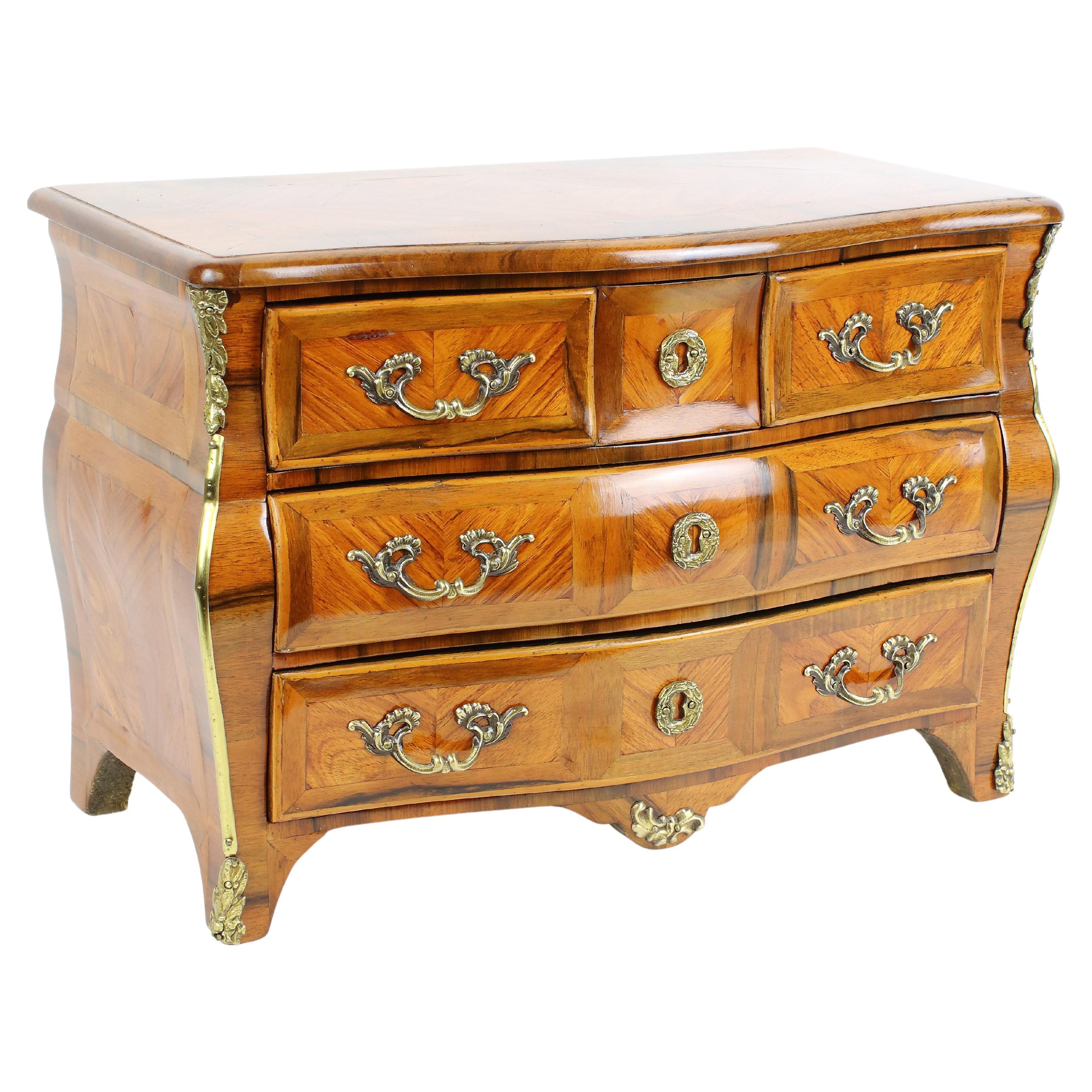 Commode ou coffre à tiroirs miniature de style Louis XV La Parisienne
