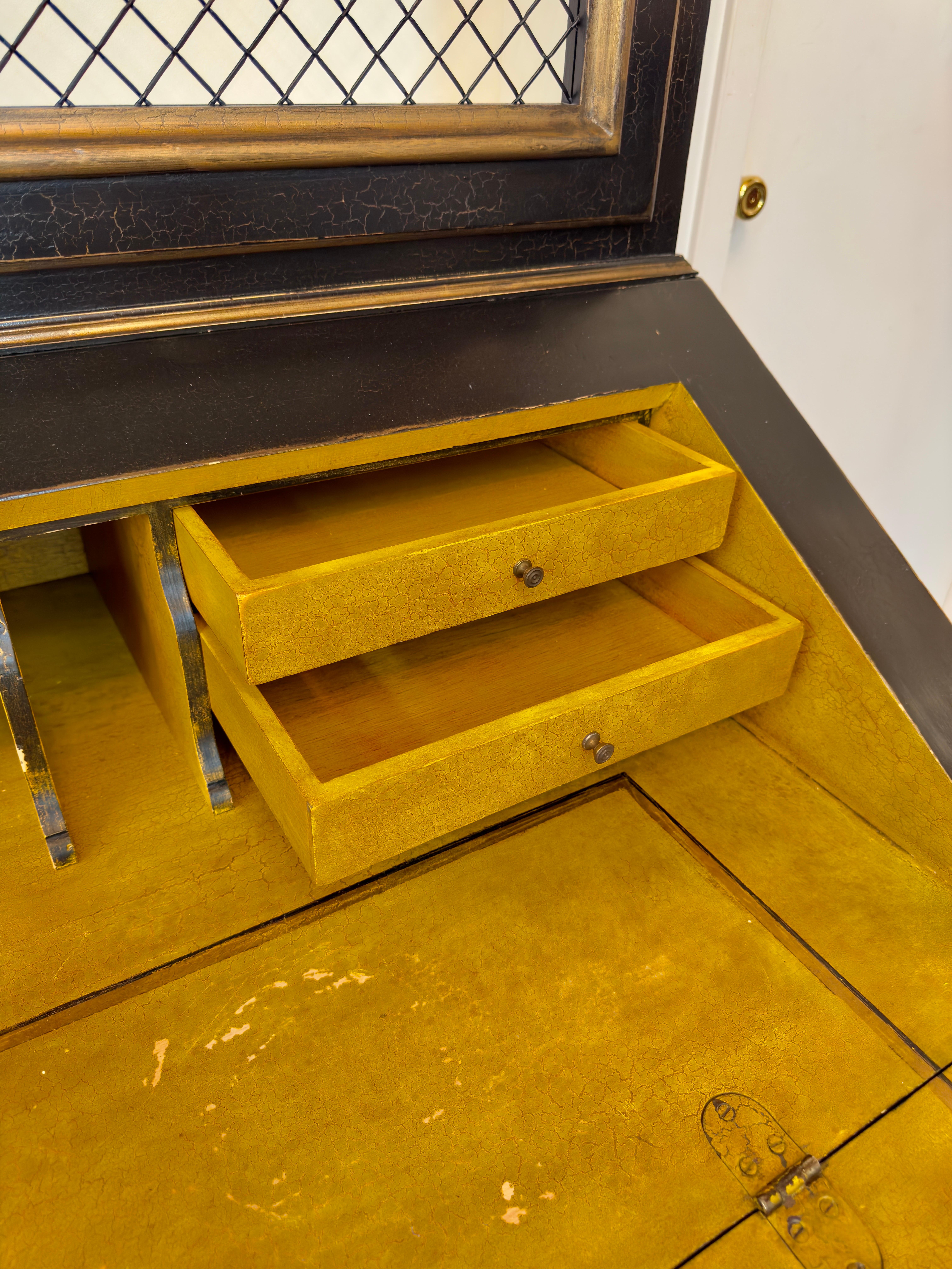 Minton Spidell, handbemalter schwarzer Sekretär-Schrank im Louis-XV-Stil mit klappbarer Front im Angebot 2
