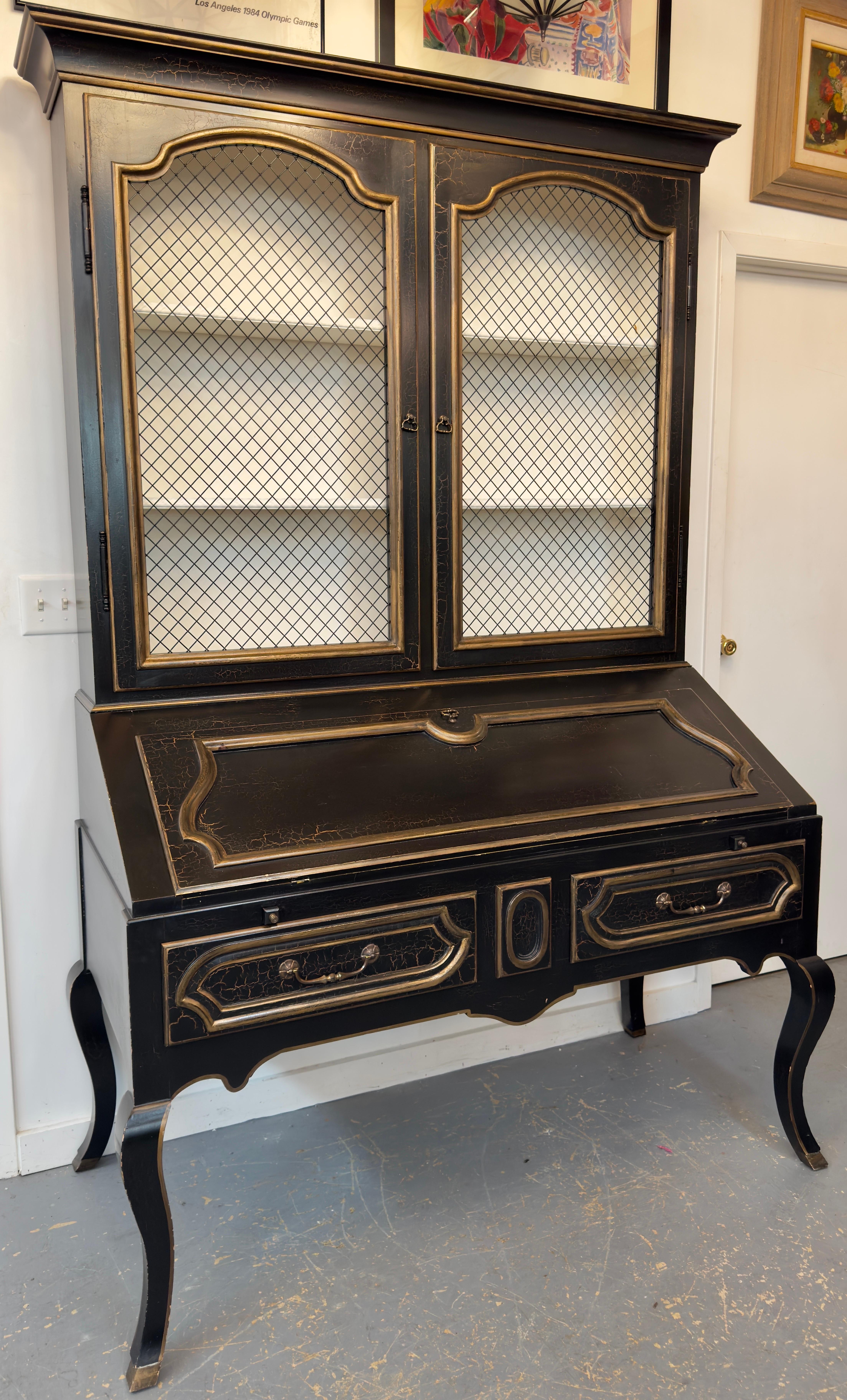 ein exquisiter Minton-Spidell-Sekretärschreibtisch im Stil Louis XV. Der Sekretär verkörpert zeitlose Eleganz und anspruchsvolle Handwerkskunst. Im oberen Teil befinden sich zwei Türen mit filigranen Netzpaneelen, die den Blick auf die inneren
