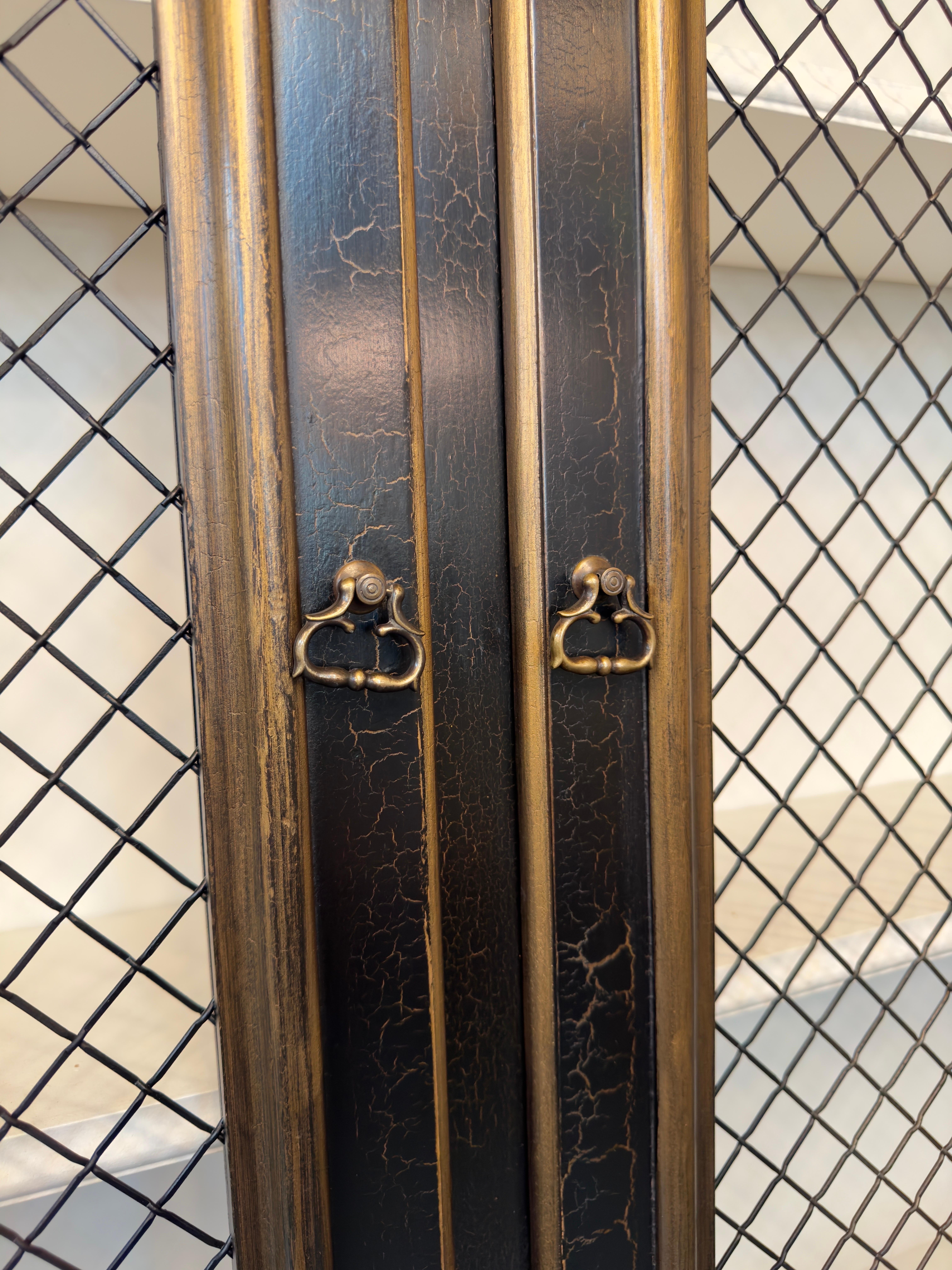 Minton Spidell, handbemalter schwarzer Sekretär-Schrank im Louis-XV-Stil mit klappbarer Front (Handbemalt) im Angebot