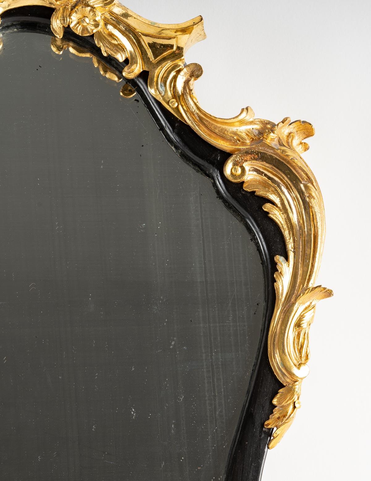 Européen Miroir de style Louis XV en bronze doré en vente