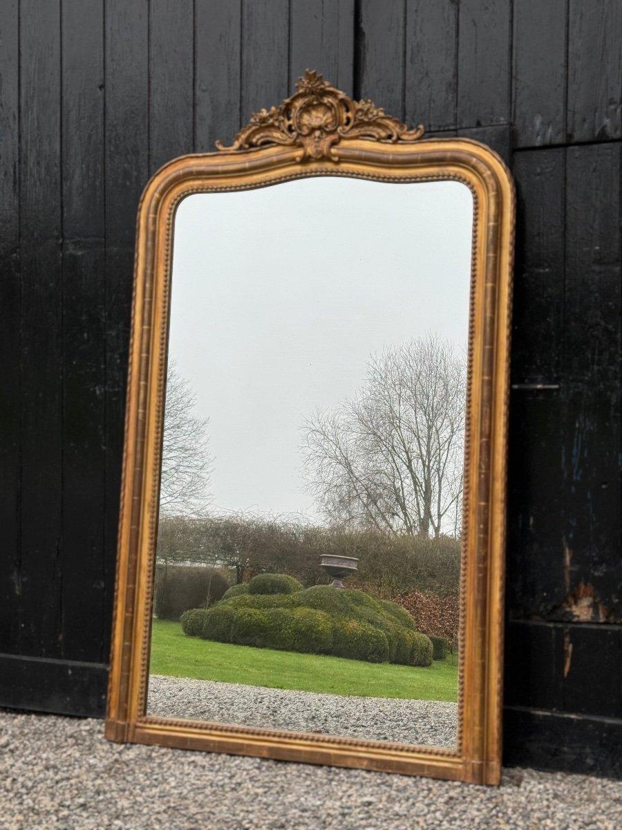 Spiegel im Stil Ludwigs XV. aus stuckiertem und vergoldetem Holz, CIRCA 1880 (Französisch) im Angebot