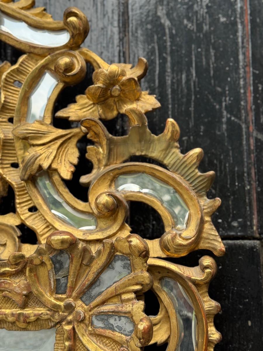 Louis XV style mirror with glazing beads in gilded wood, early 19th century In Excellent Condition For Sale In Honnelles, WHT