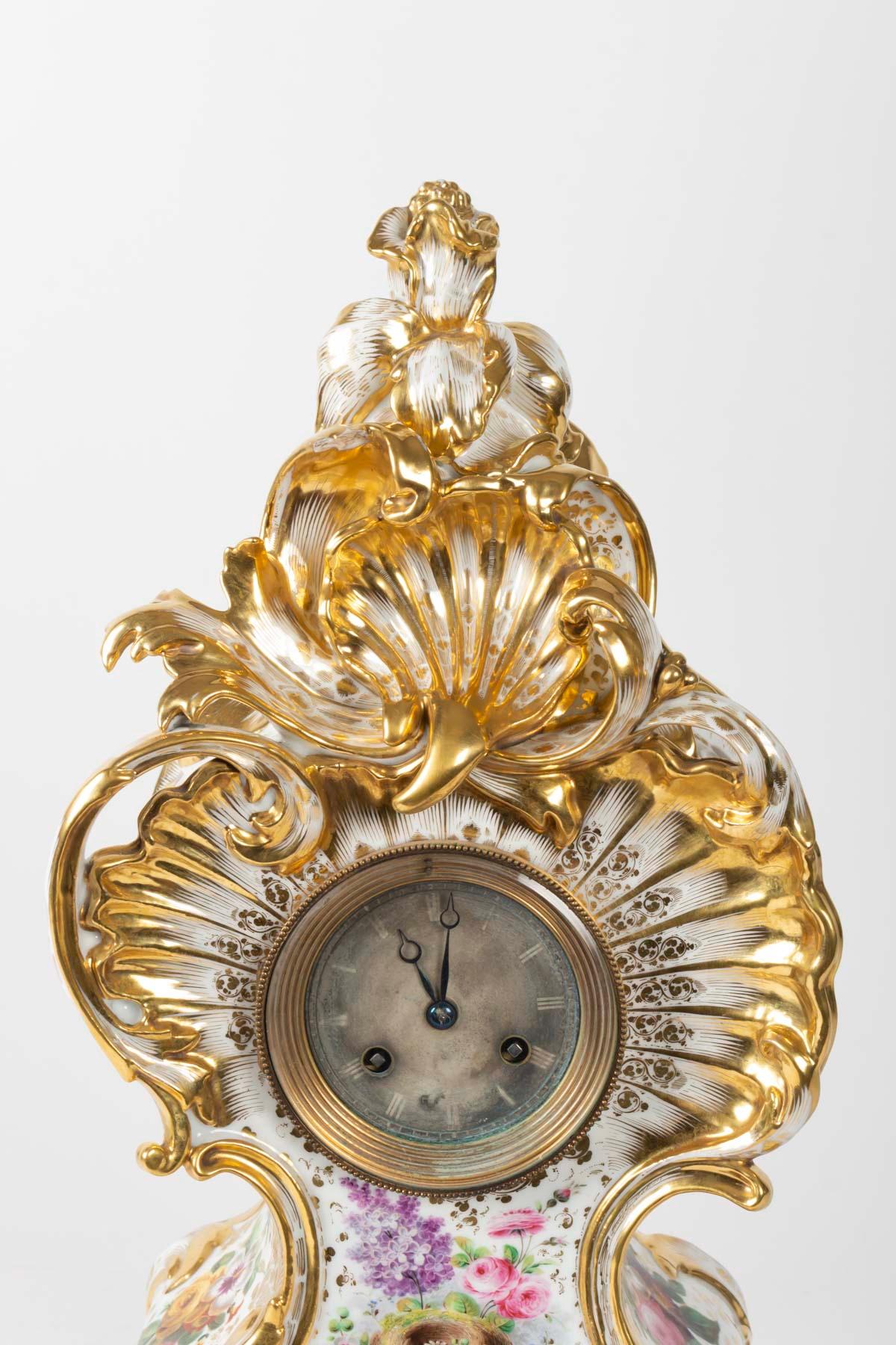 Louis XV style Napoleon III clock by Jacob Petit in Porcelain of Paris
Measures: H 55cm, W 35cm, W 20cm.