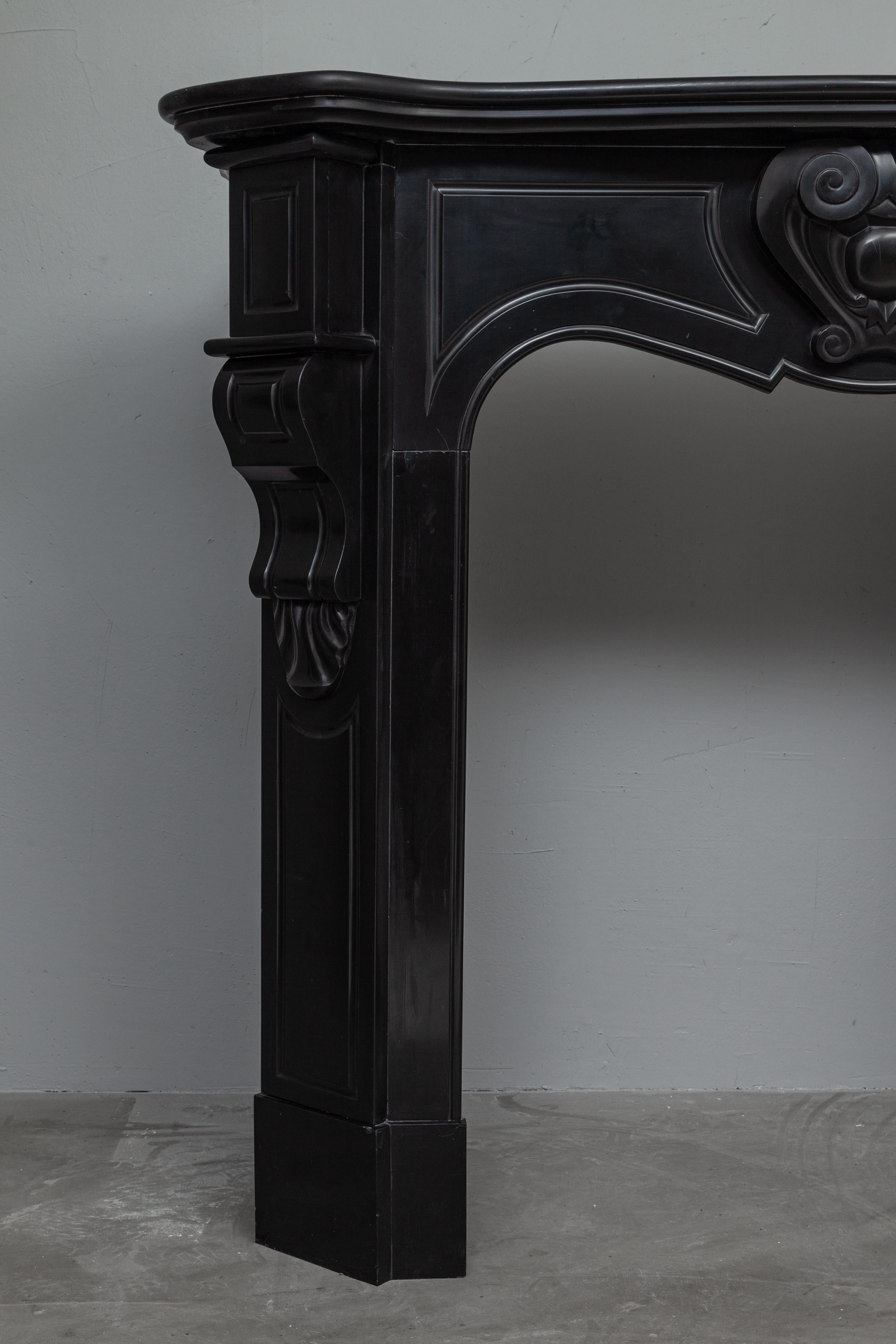 Louis XV-Stil Noir de Mazy.
Mit diesem robusten Kamin mit schwarzer Marmoreinfassung verleihen Sie Ihrem Interieur im Handumdrehen ein stattliches Aussehen.
In einem Winkel von 30 Grad zu den Ecken befinden sich massive Konsolen, deren Unterseite