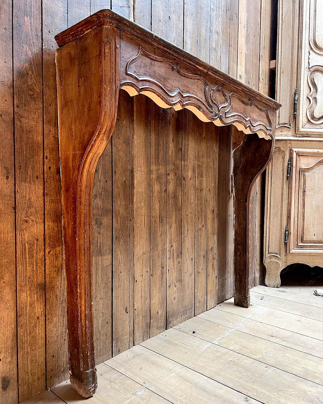 Mantello per caminetto in Oak in stile Luigi XV in vendita 1