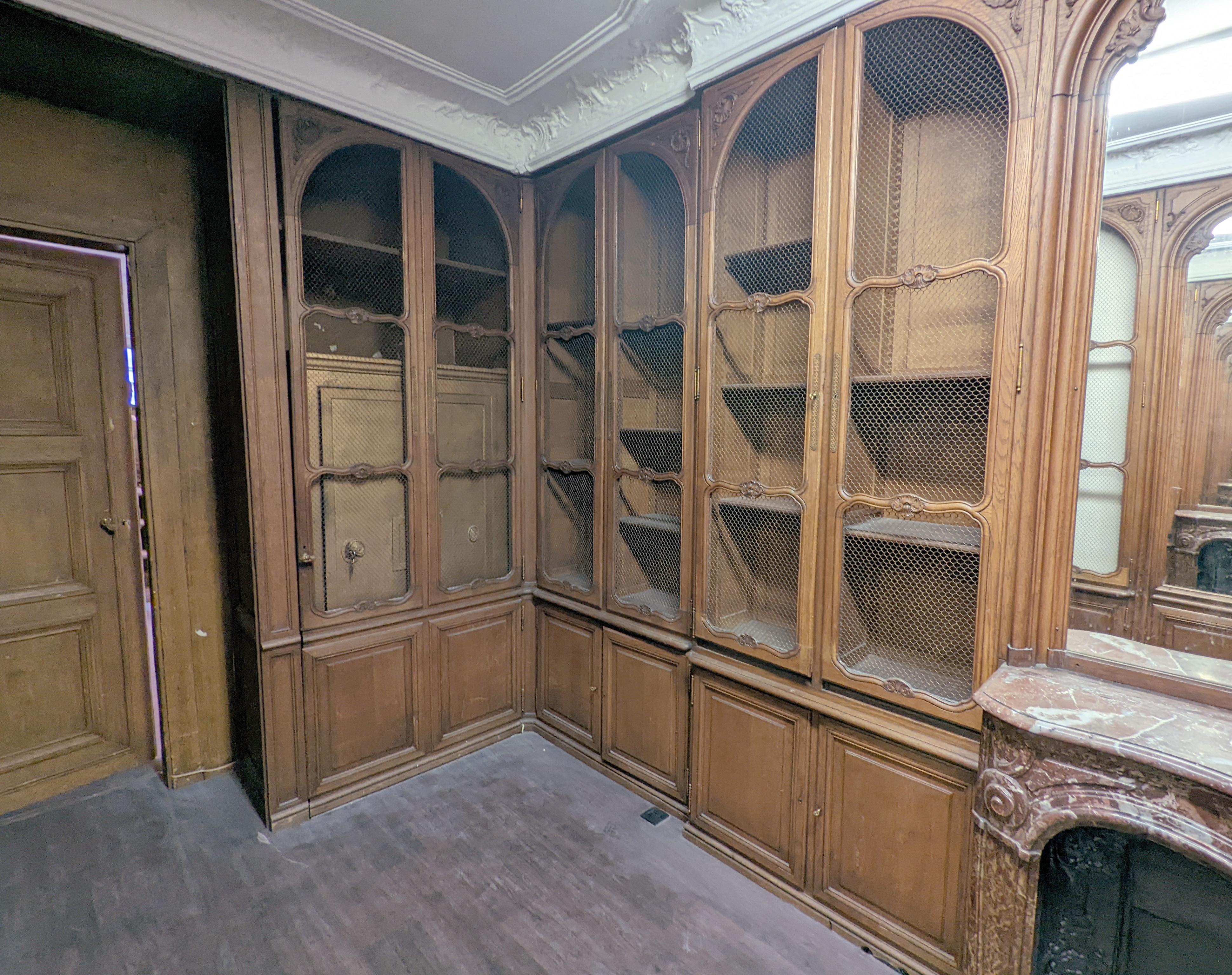 Louis XV style oak paneling and bookcase including a fireplace mantel. In Good Condition For Sale In SAINT-OUEN-SUR-SEINE, FR