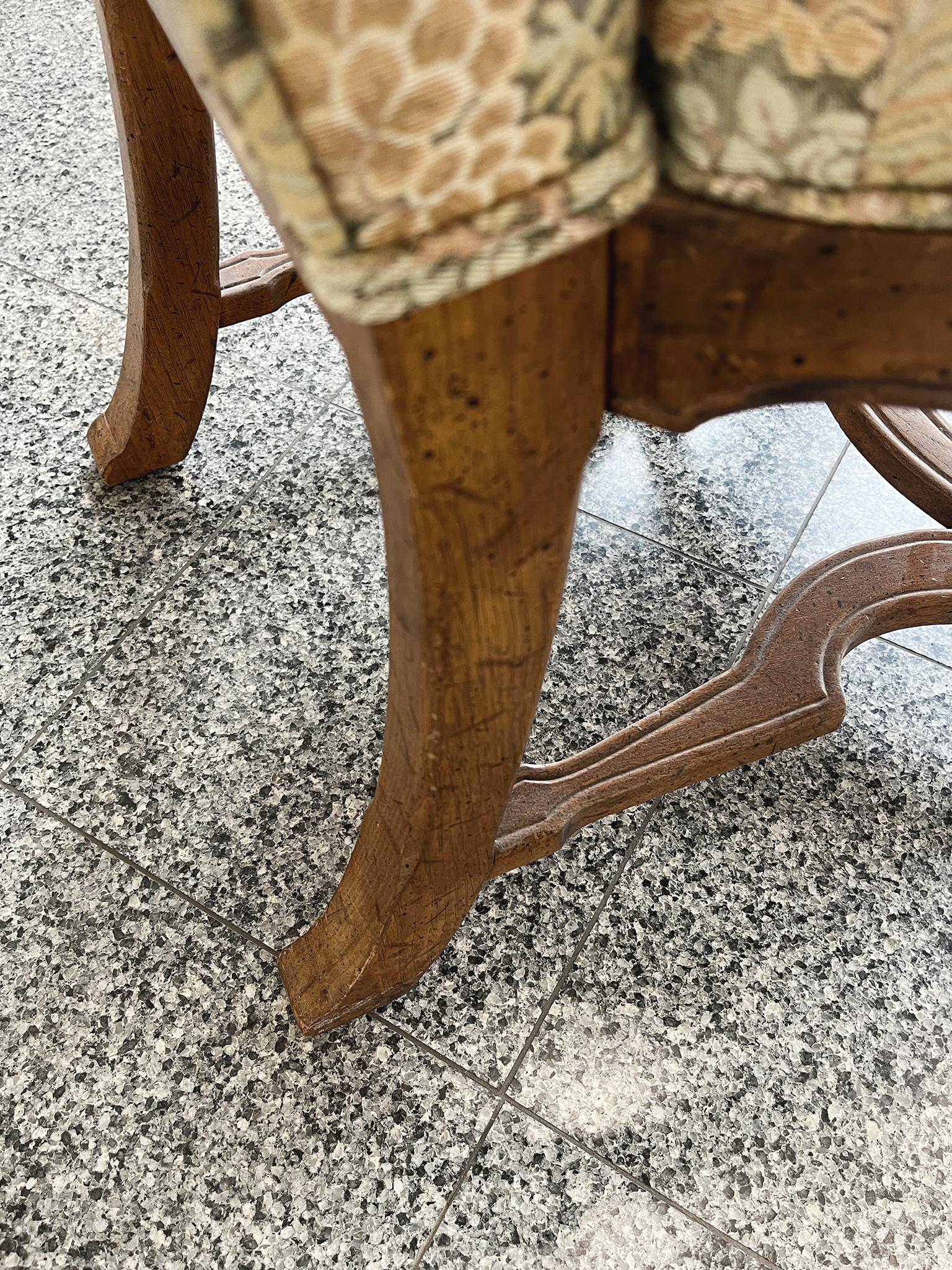 Sillón orejero de roble estilo Luis XV en venta 5
