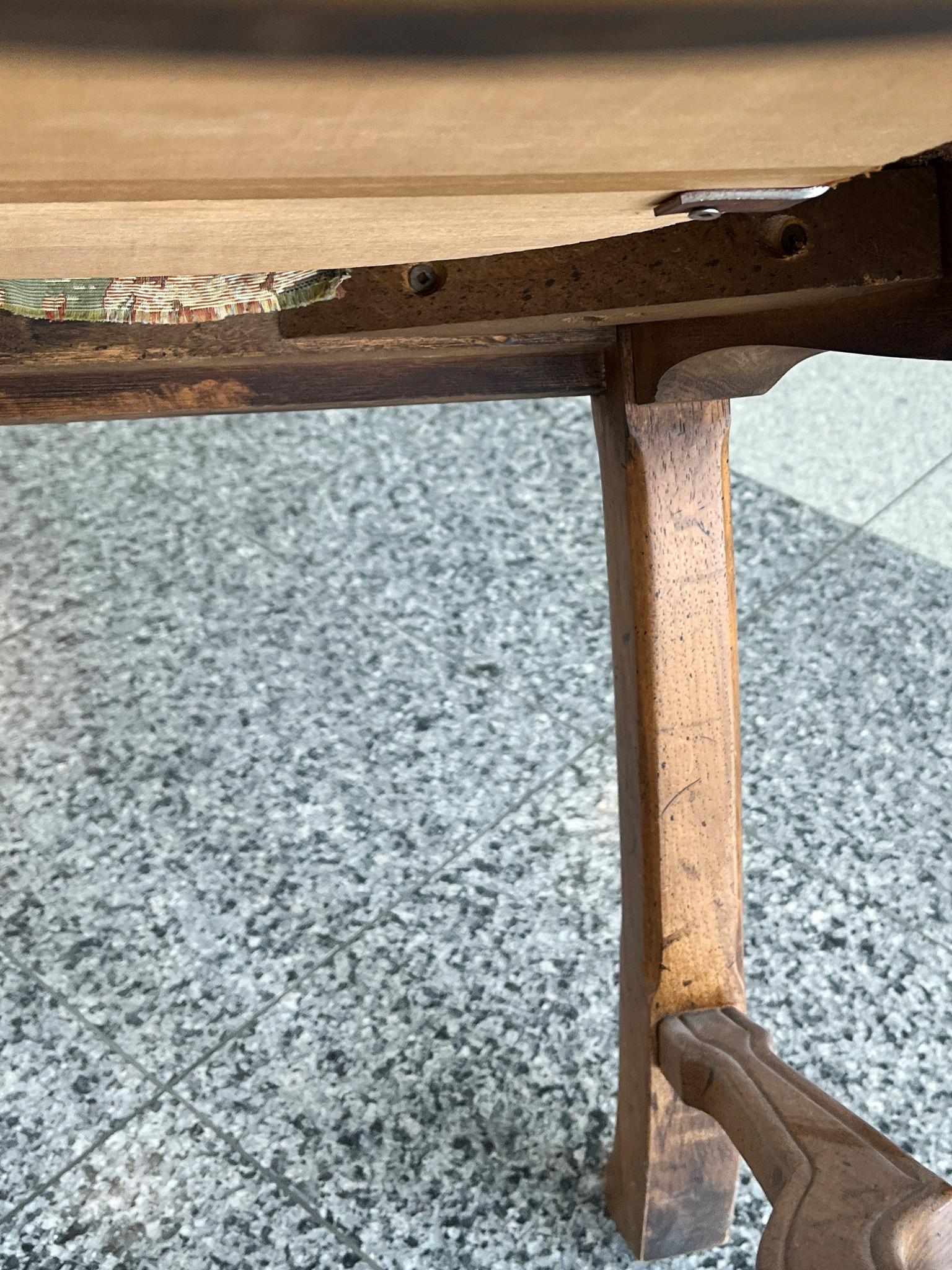 Sillón orejero de roble estilo Luis XV en venta 6