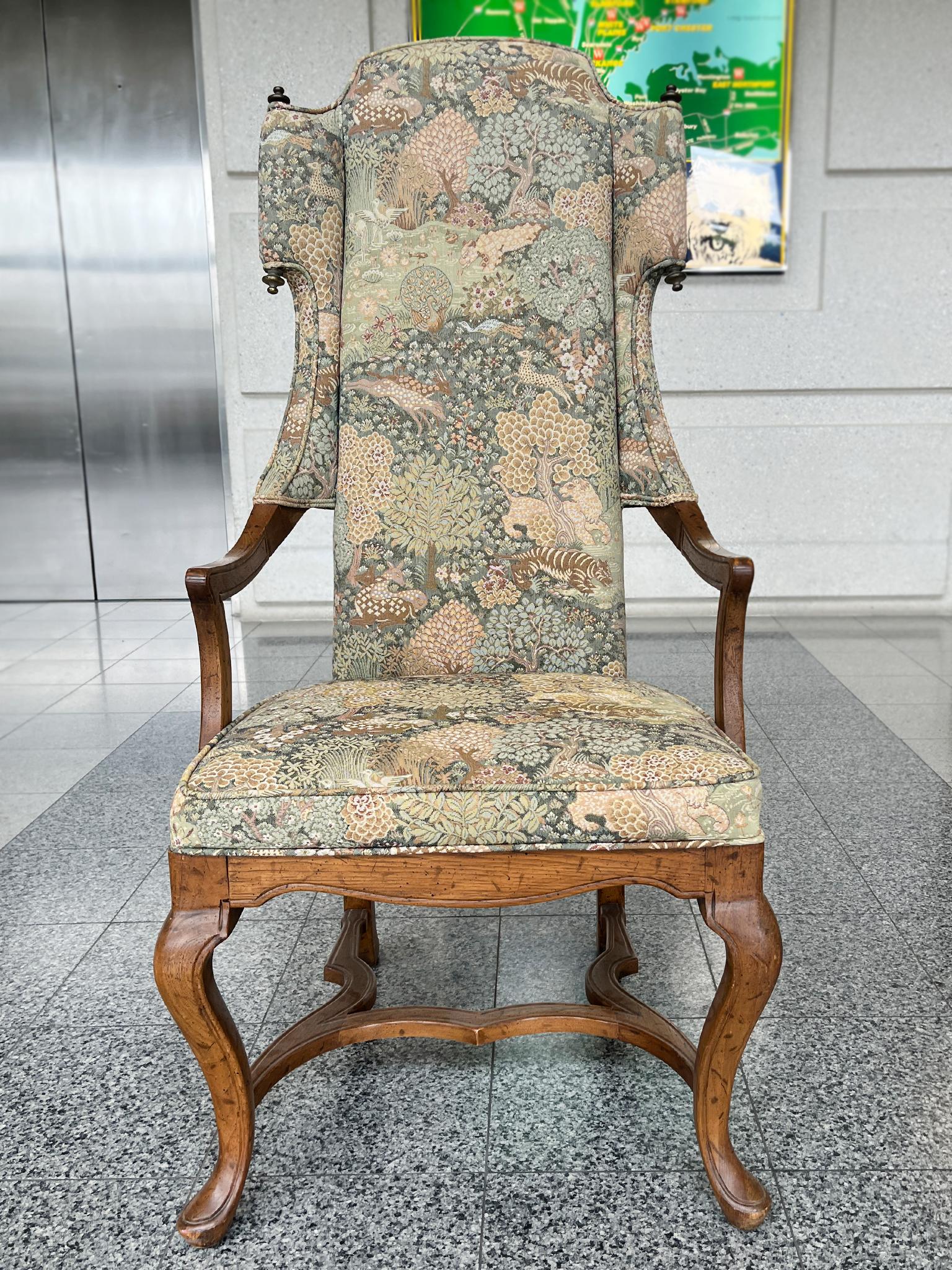 Sillón orejero de roble estilo Luis XV en Bueno estado para la venta en New York, NY