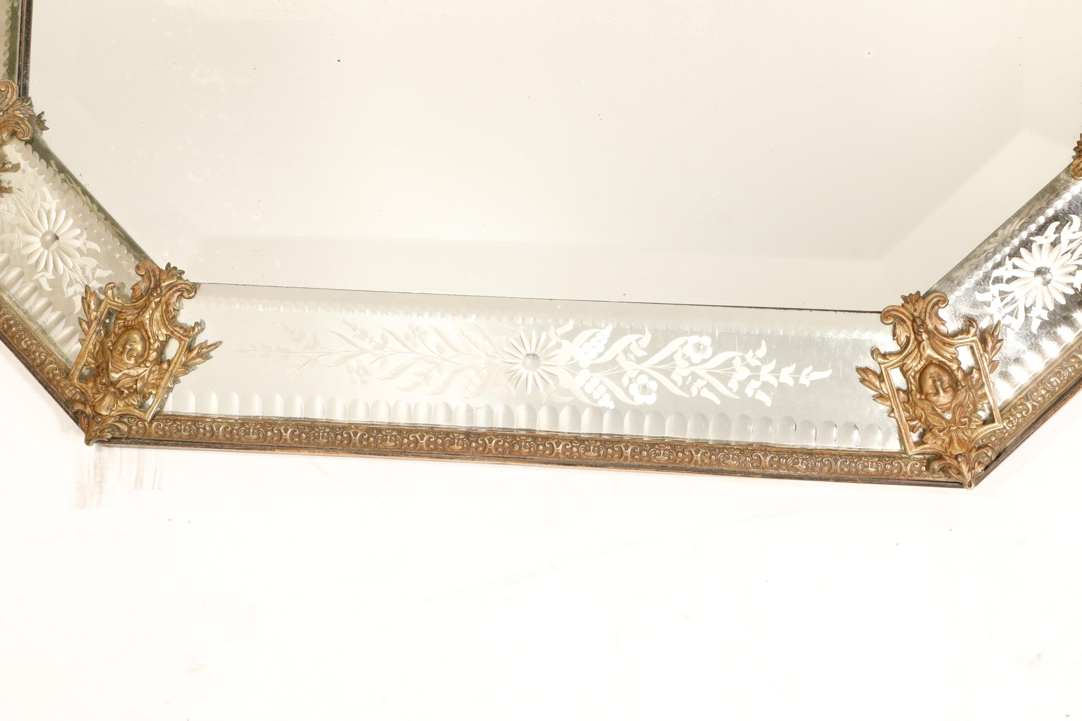 Achteckiger Spiegel im Louis-XV-Stil mit Bronzebeschlägen  im Angebot 5