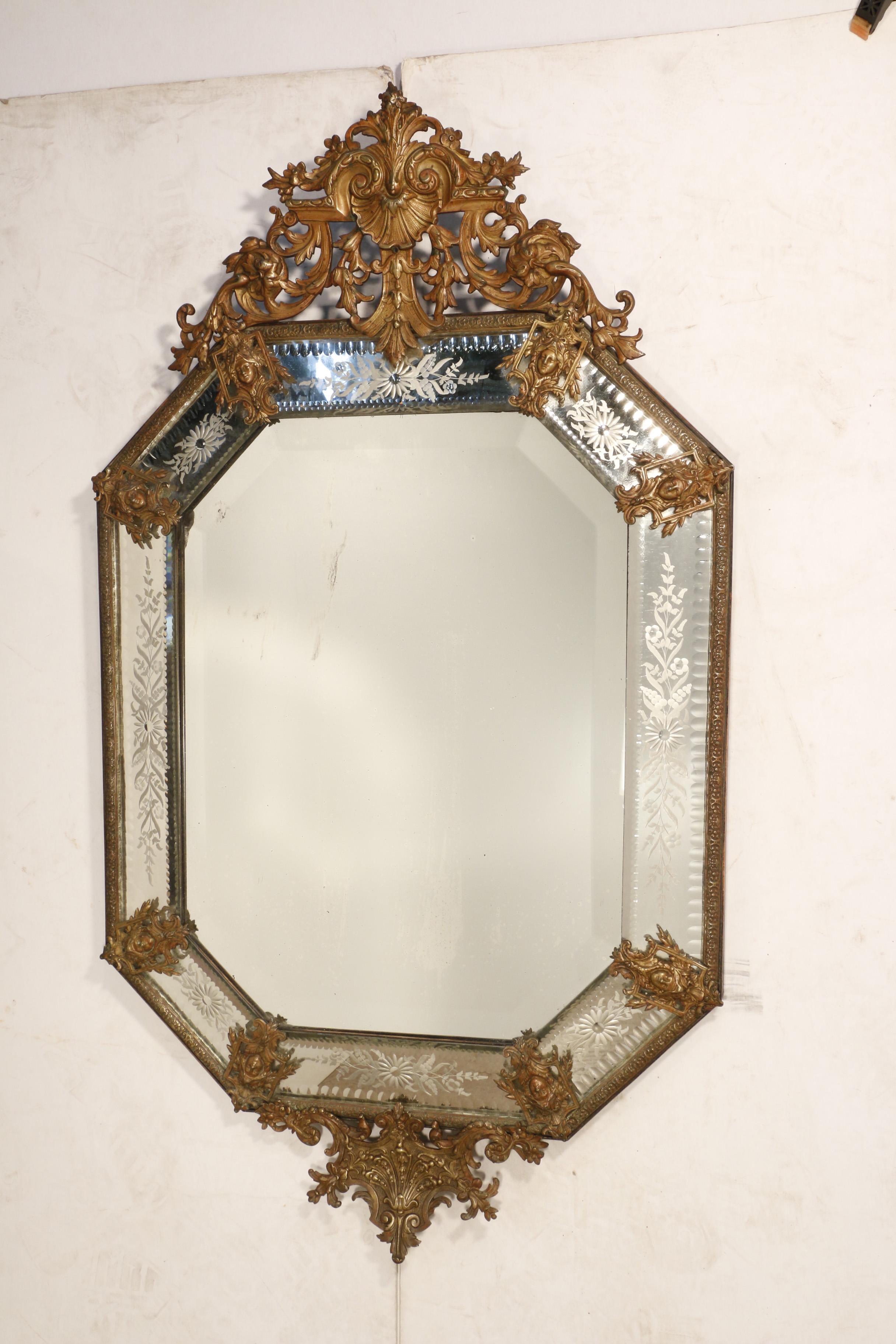 Achteckiger Spiegel im Louis-XV-Stil mit Bronzebeschlägen  (19. Jahrhundert) im Angebot