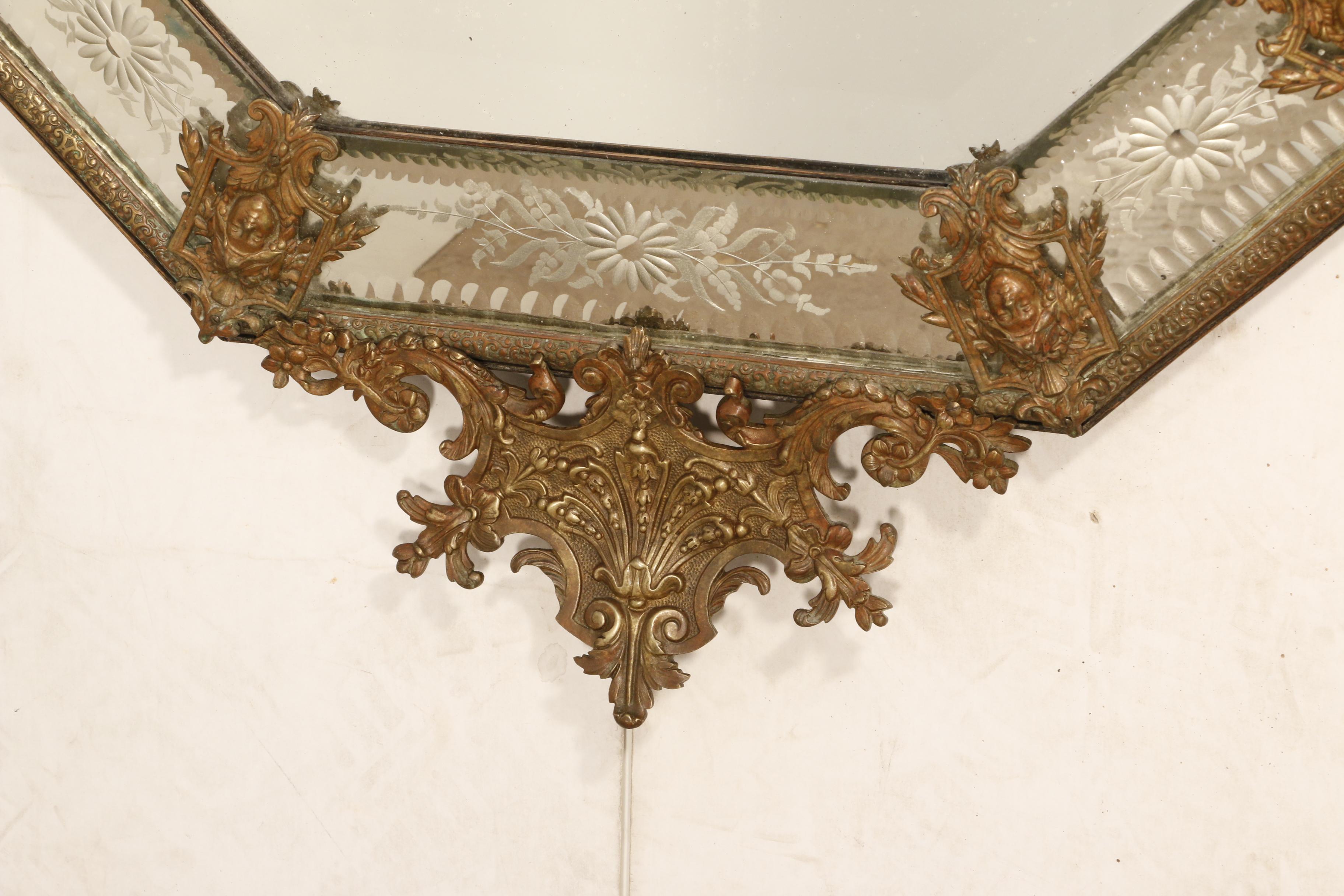 Achteckiger Spiegel im Louis-XV-Stil mit Bronzebeschlägen  im Angebot 2