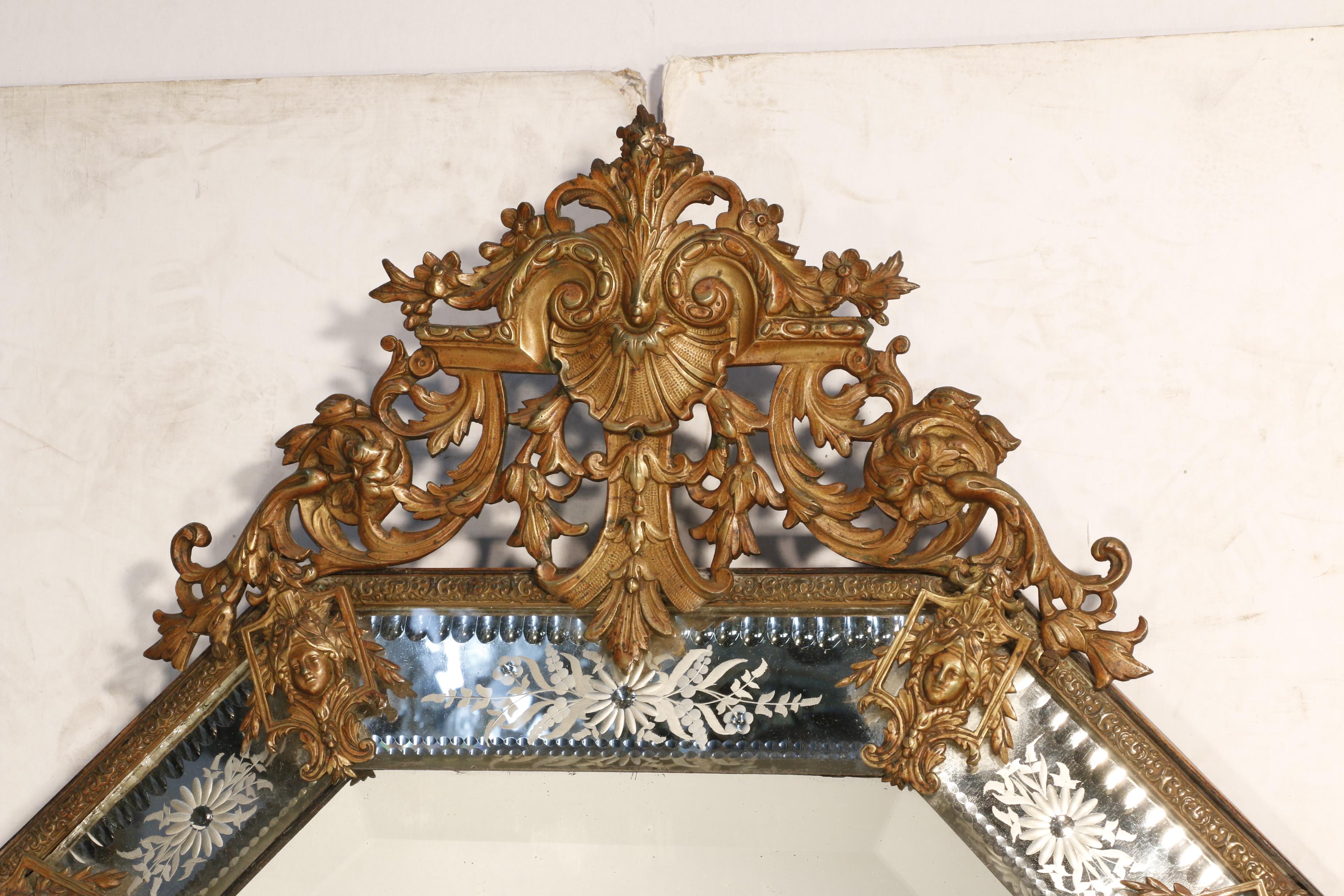 Miroir octogonal de style Louis XV avec montures en bronze en vente 2