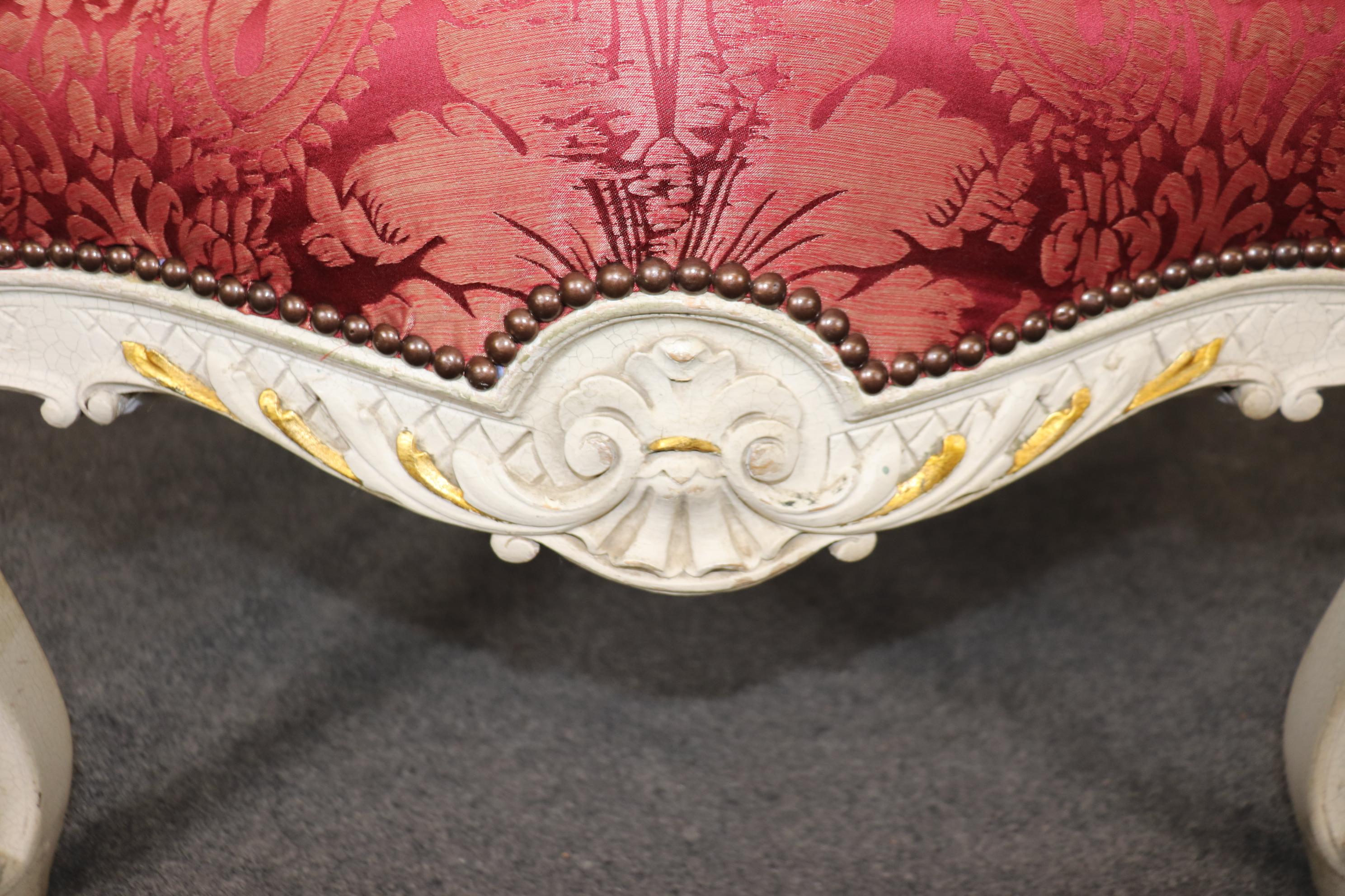 Stile Luigi XV dipinto di bianco sporco e craquelé  Poltrone imbottite in legno rosso dorato in vendita 4