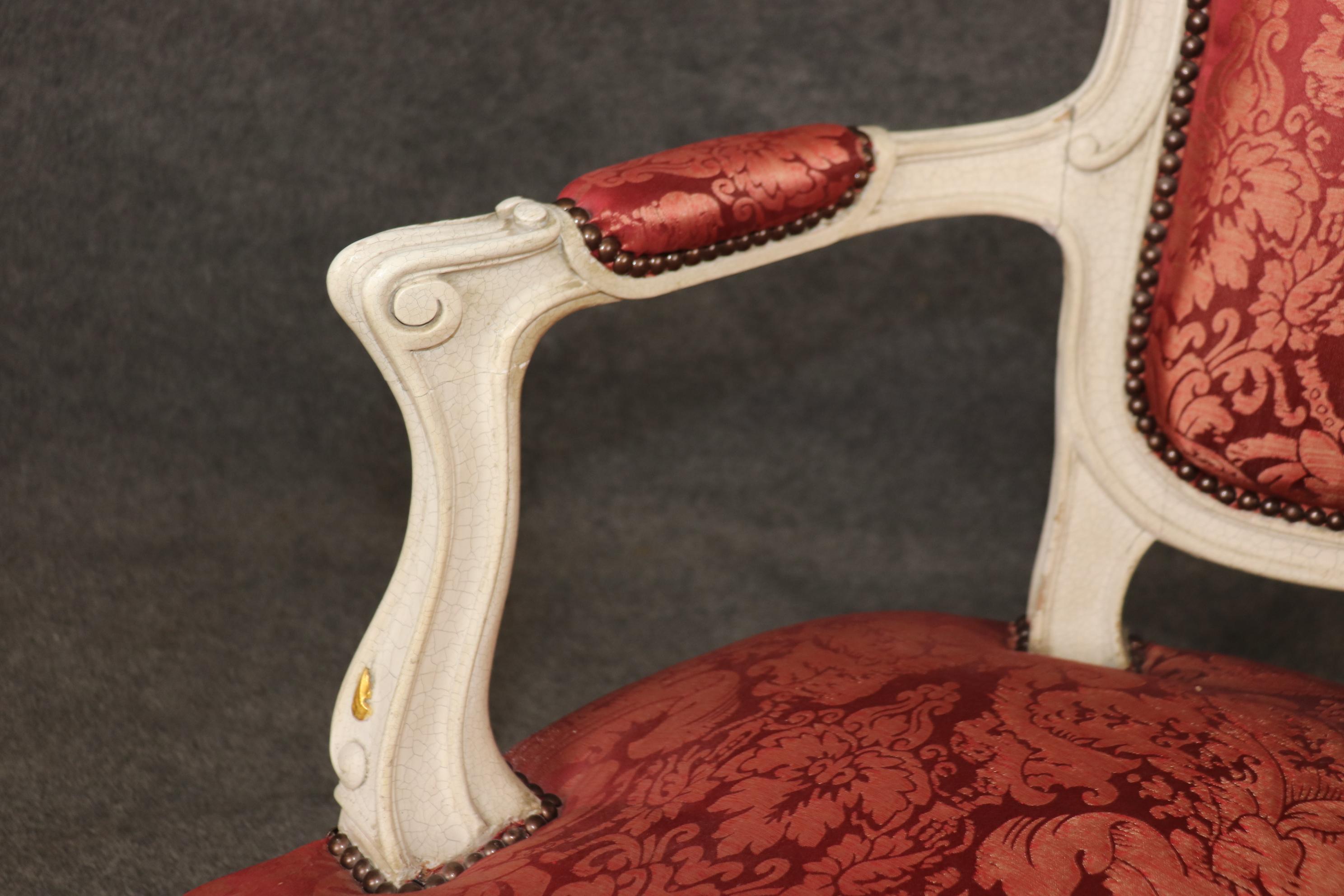 Stile Luigi XV dipinto di bianco sporco e craquelé  Poltrone imbottite in legno rosso dorato in vendita 5