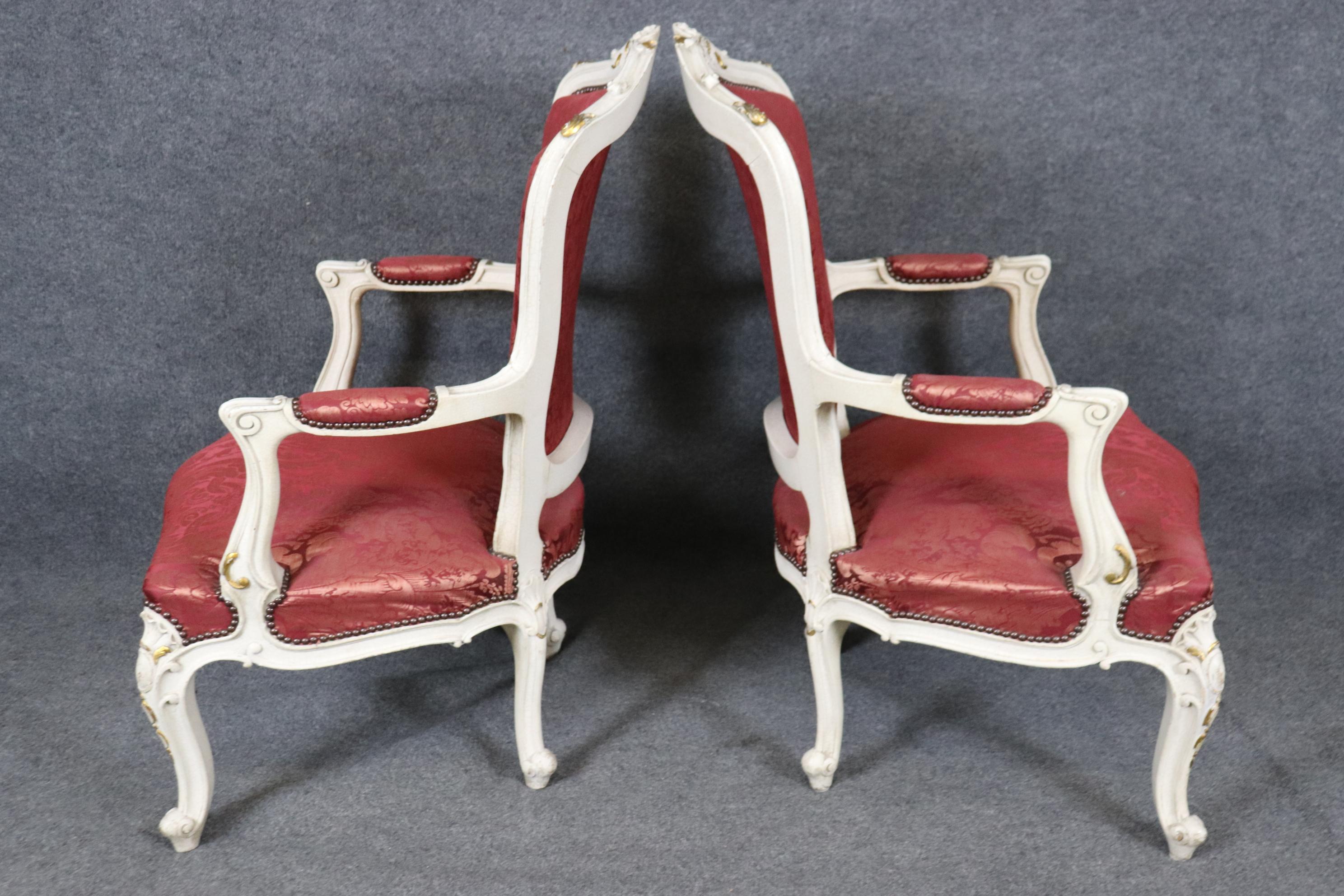 Stile Luigi XV dipinto di bianco sporco e craquelé  Poltrone imbottite in legno rosso dorato In condizioni buone in vendita a Swedesboro, NJ