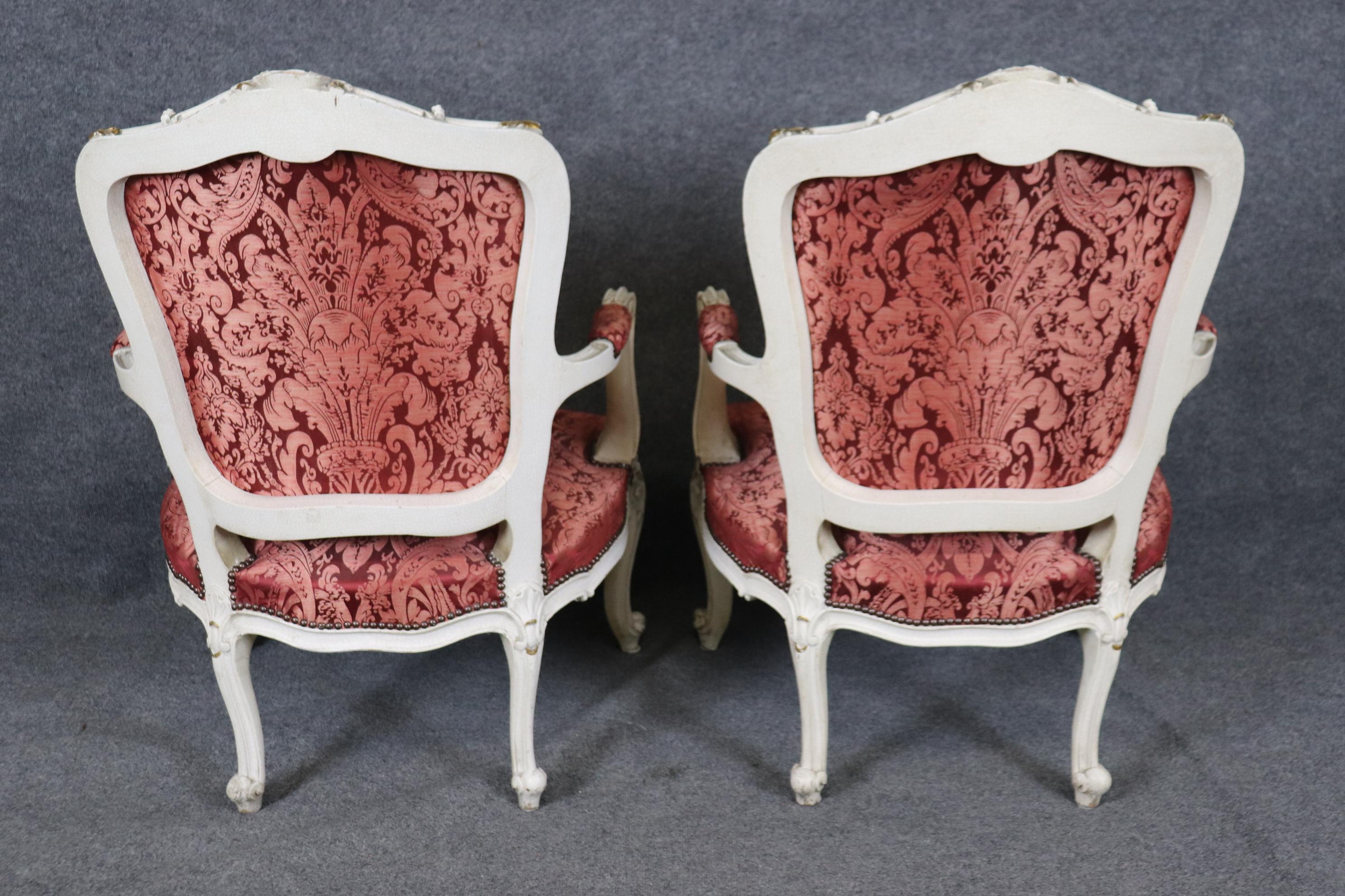 Metà XX secolo Stile Luigi XV dipinto di bianco sporco e craquelé  Poltrone imbottite in legno rosso dorato in vendita