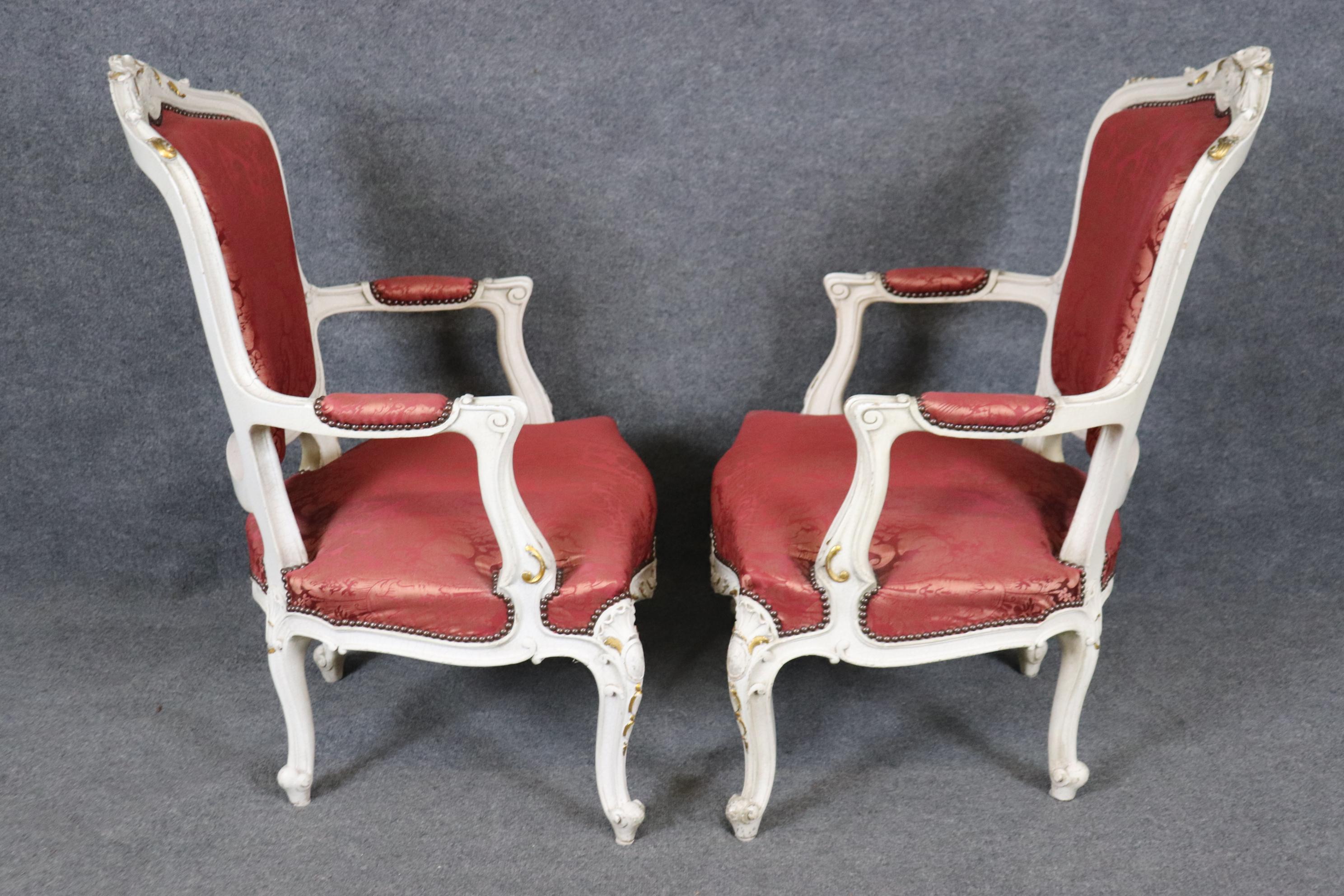 Noce Stile Luigi XV dipinto di bianco sporco e craquelé  Poltrone imbottite in legno rosso dorato in vendita