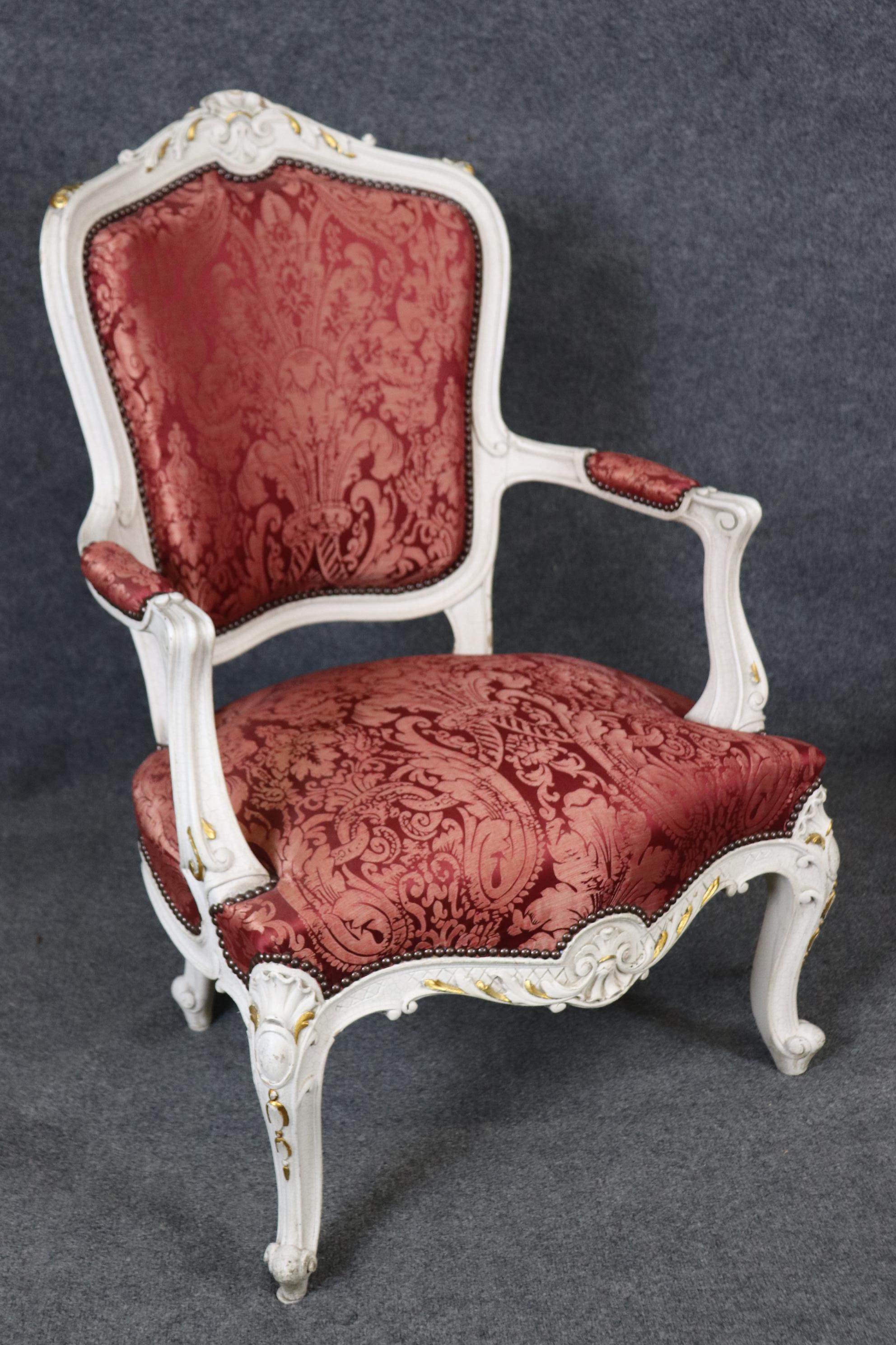 Stile Luigi XV dipinto di bianco sporco e craquelé  Poltrone imbottite in legno rosso dorato in vendita 1
