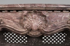 Cheminée opulente de style Louis XV sculptée en marbre Fleur de Pêcher
