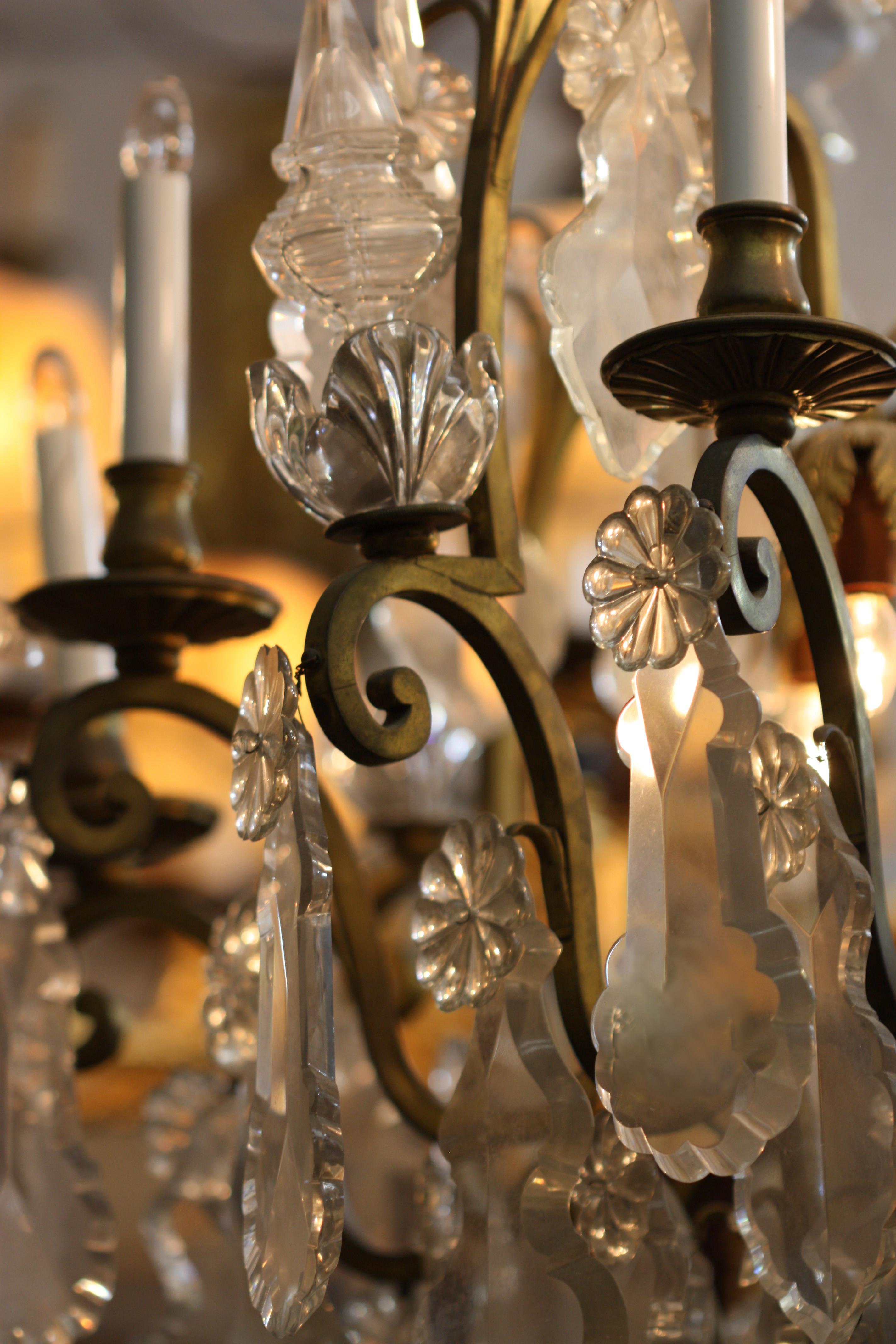 Lustre à huit lumières en bronze doré et cristal de style Louis XV, avec cadre à volutes suspendu à des gouttes massives à facettes, France, fin du XIXe siècle.
Mesures : Hauteur 45 po (114,30 cm),
32 in. (81.28 cm.)